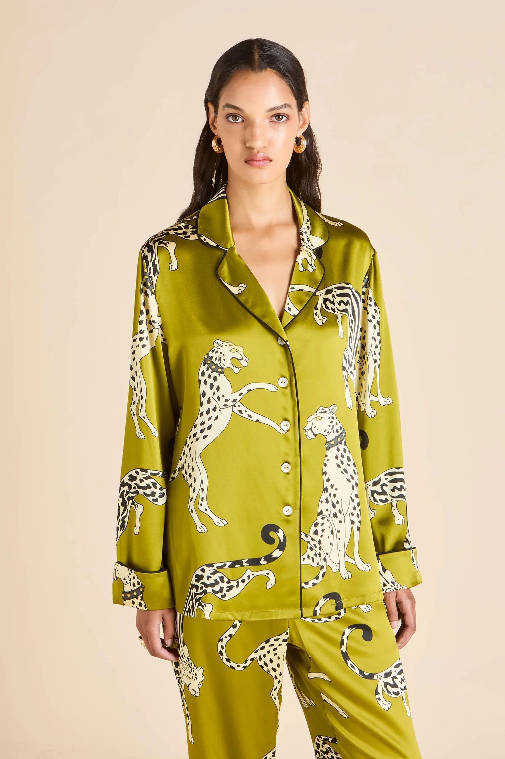 olivia-von-halle-lila-chanson-green-leopard-screen-printed-silk_satin-pyjamas-PS26005-3_94f2e5a0-d89c-40ad-bb8d-f48a2ba9d318.jpg.webp