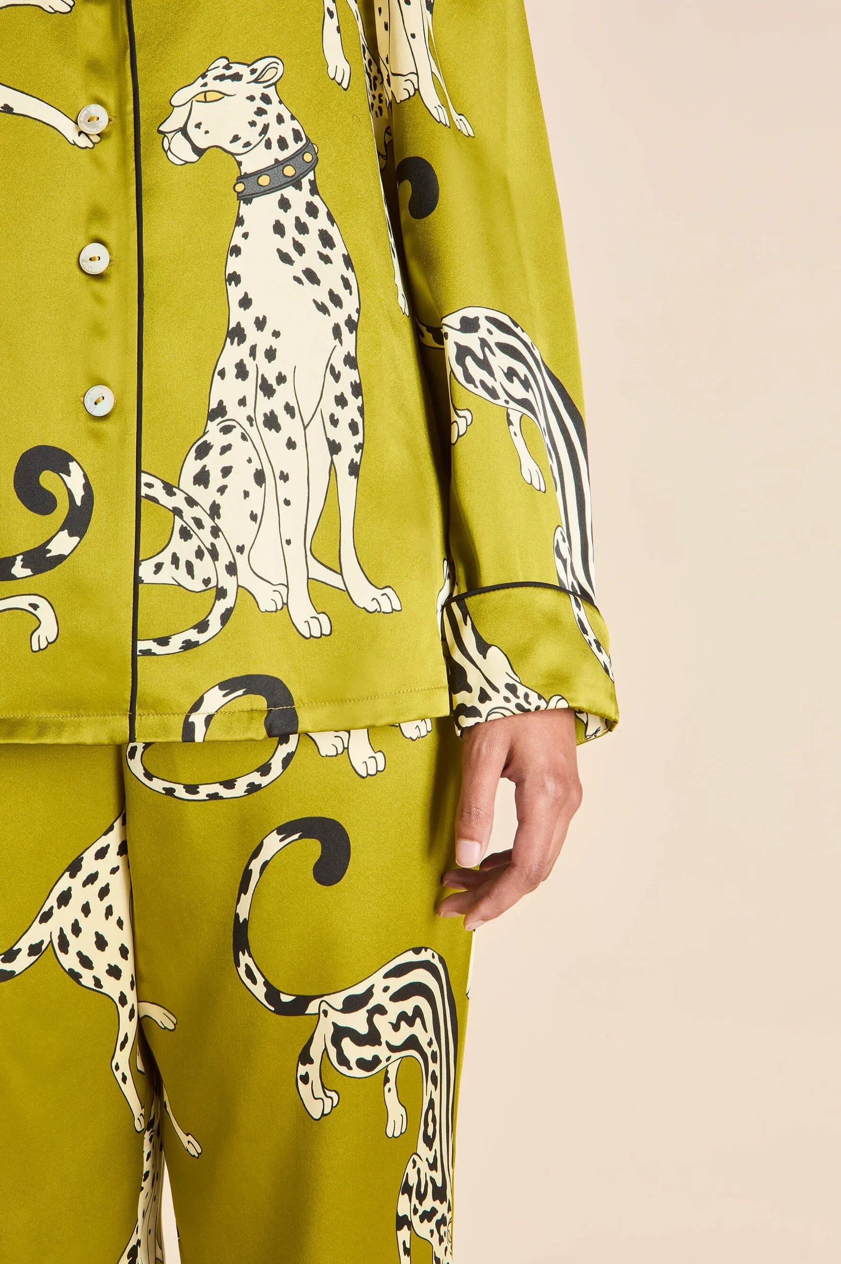 olivia-von-halle-lila-chanson-green-leopard-screen-printed-silk_satin-pyjamas-PS26005-4_8fc29aaf-bfc3-4296-a85e-2507443905ad.jpg.webp