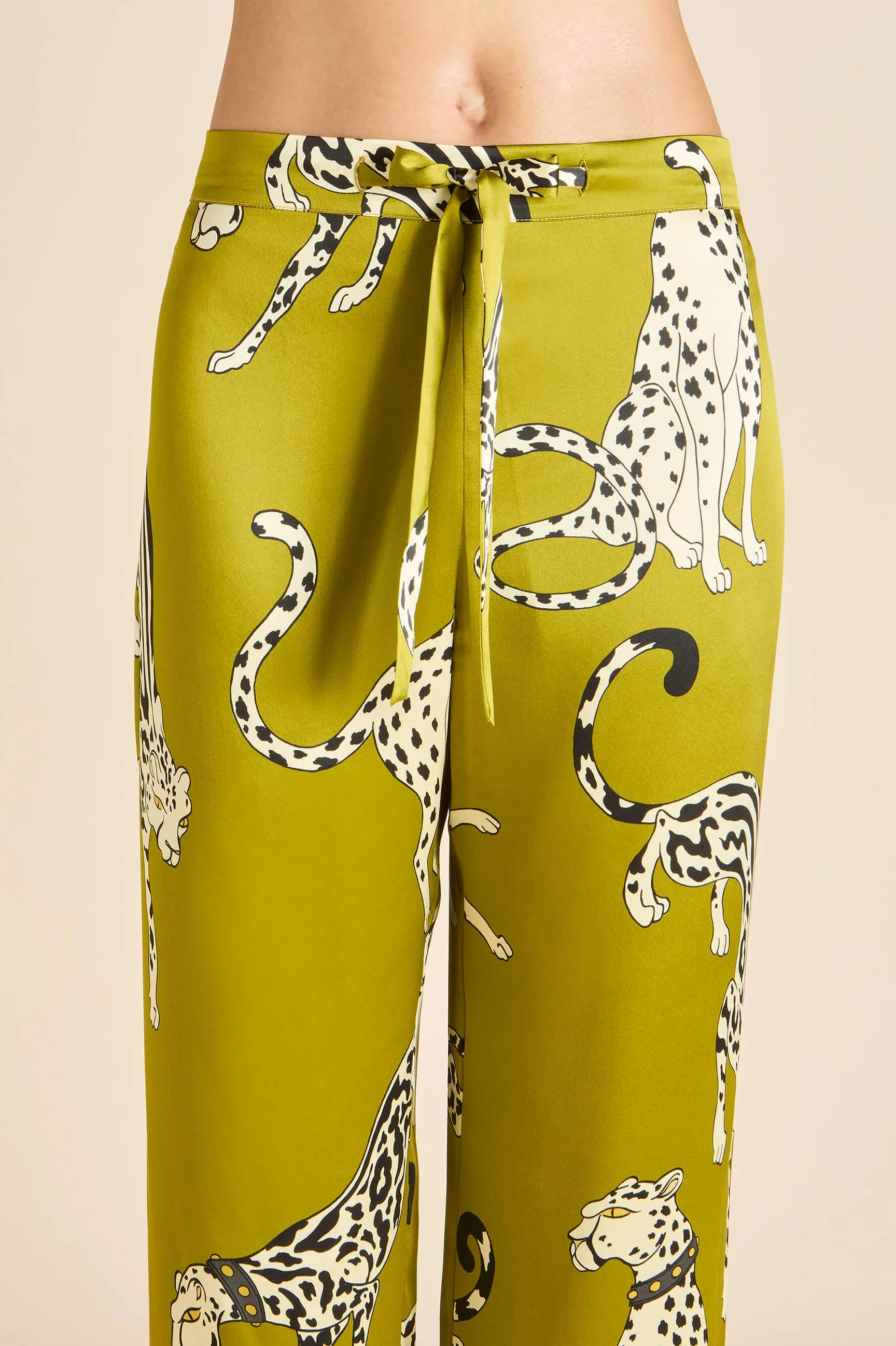 olivia-von-halle-lila-chanson-green-leopard-screen-printed-silk_satin-pyjamas-PS26005-6_e1edc38f-0433-4a6b-b95a-2a853ad6f0f5.jpg.webp