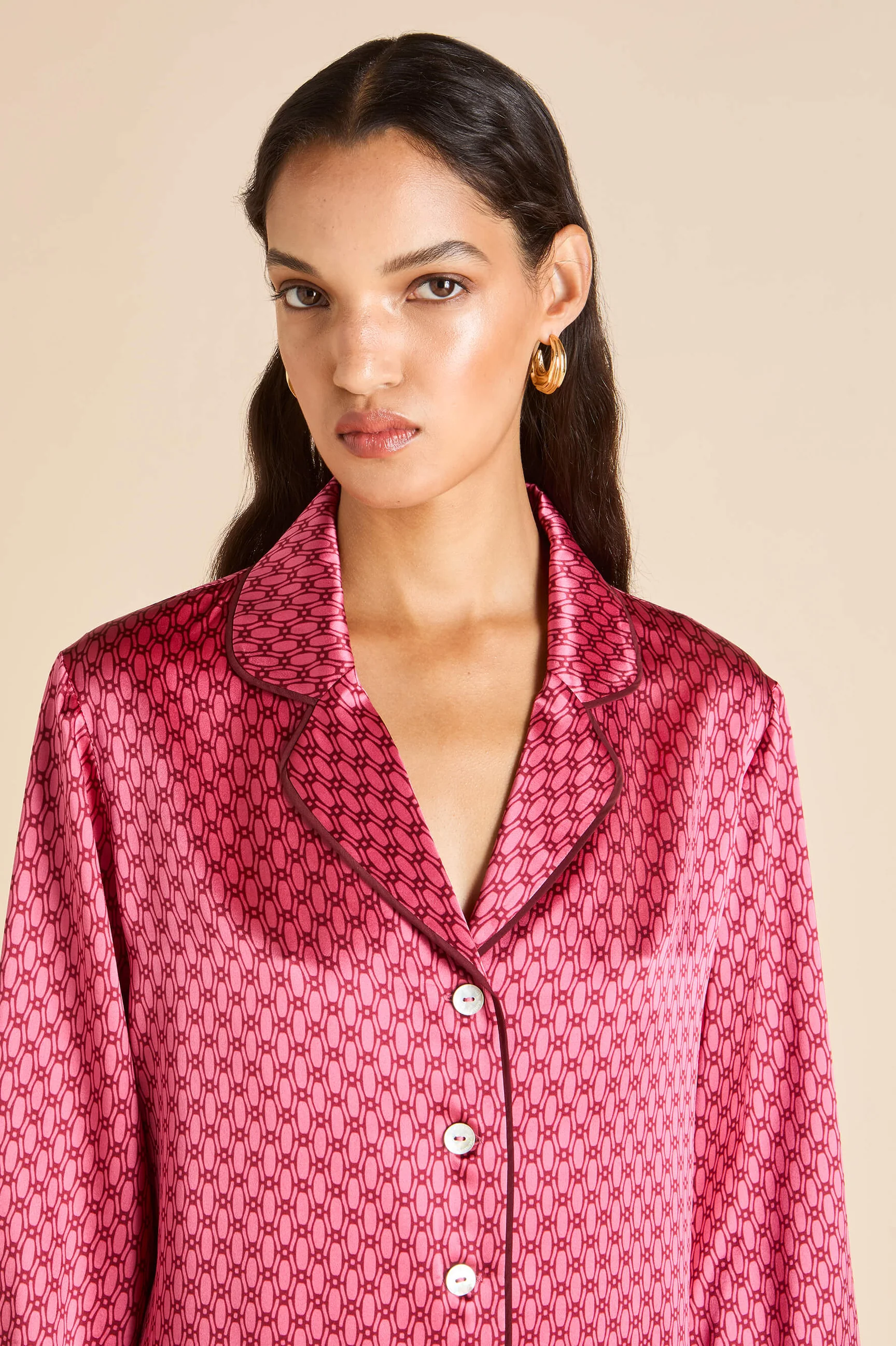 olivia-von-halle-lila-dita-pink-geometric-screen-printed-silk_satin-pyjamas-PS26006-3_e7b3973d-087e-4fd0-84cb-7de41c87de74.jpg copy.png