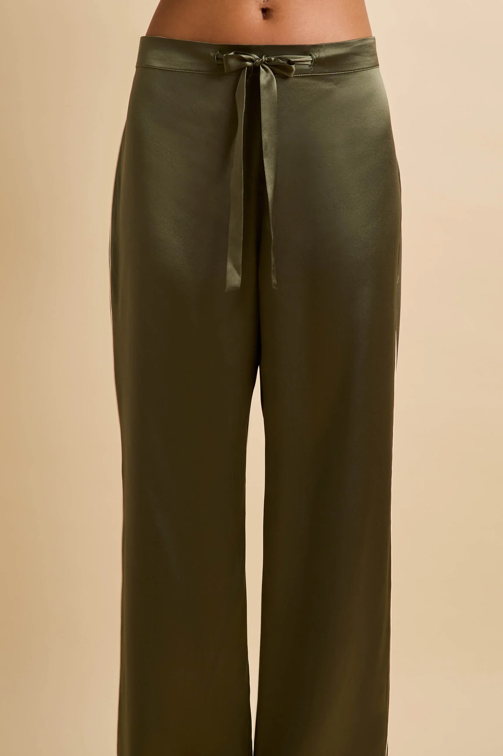 olivia-von-halle-coco-nori-green-long-pyjama-set-in-silk-satin-PF26012-5_37e4e27d-8464-4a9a-849e-dd9f0f3eb7ee.jpg.webp