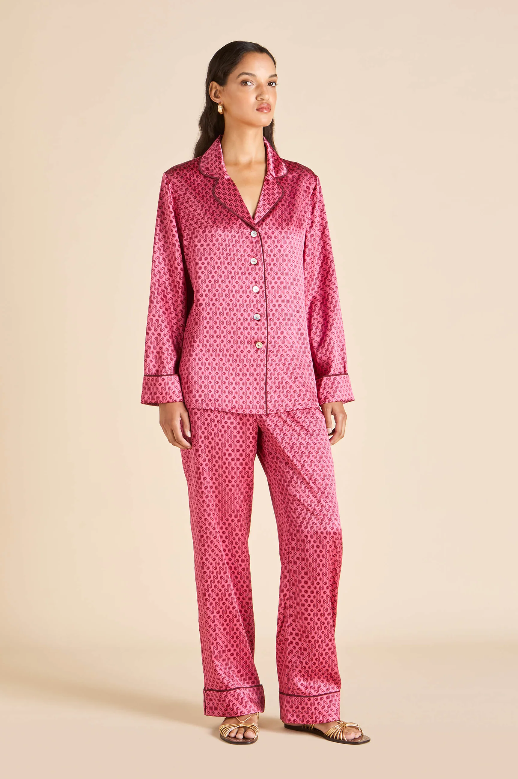 olivia-von-halle-lila-dita-pink-geometric-screen-printed-silk_satin-pyjamas-PS26006-4_b4a3813b-a893-42ac-b2ff-a0ec73b85fc1.jpg copy.png