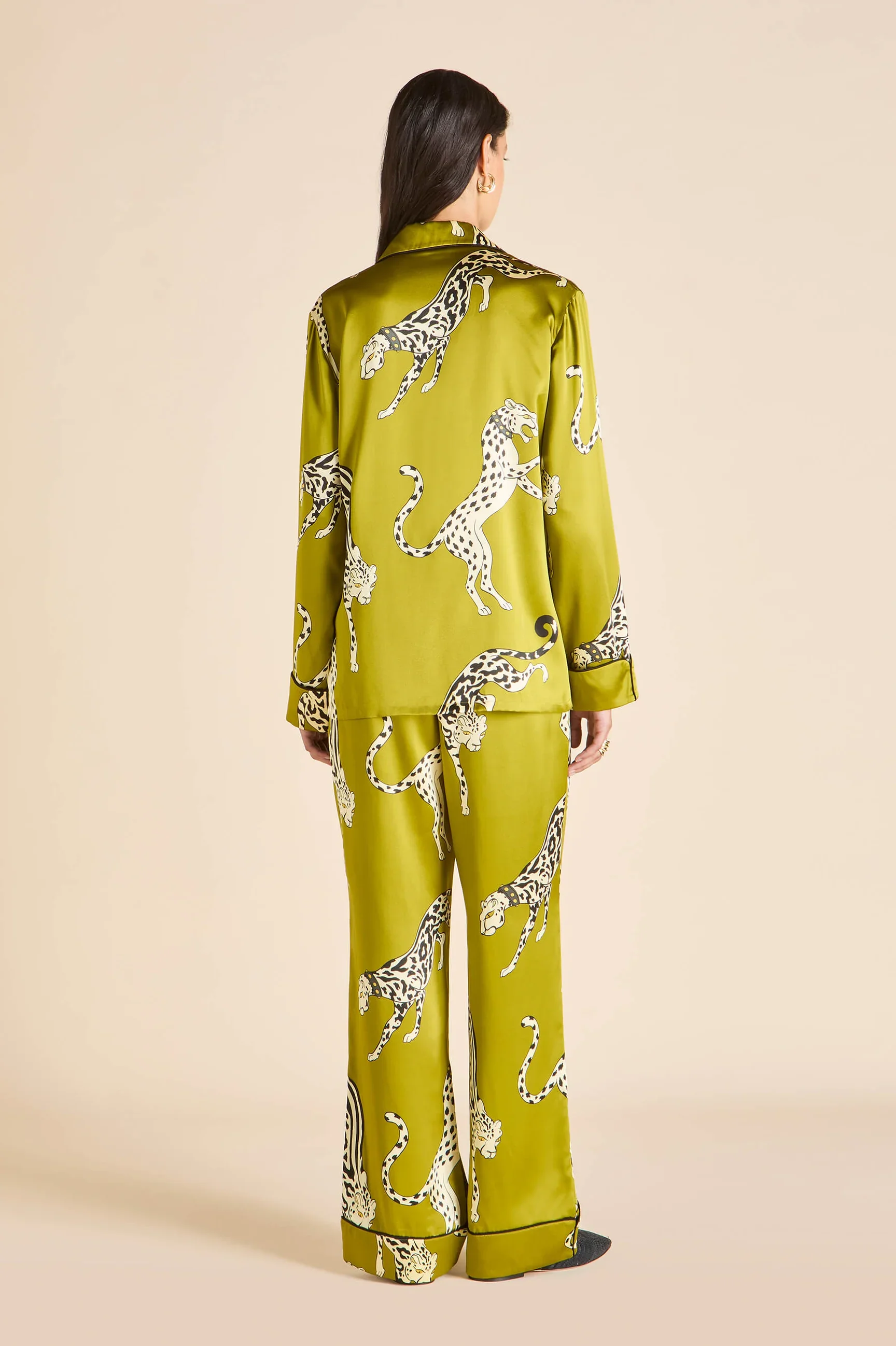 olivia-von-halle-lila-chanson-green-leopard-screen-printed-silk_satin-pyjamas-PS26005-5_161eb938-9601-4114-8ff5-9ee27728f963.jpg.webp