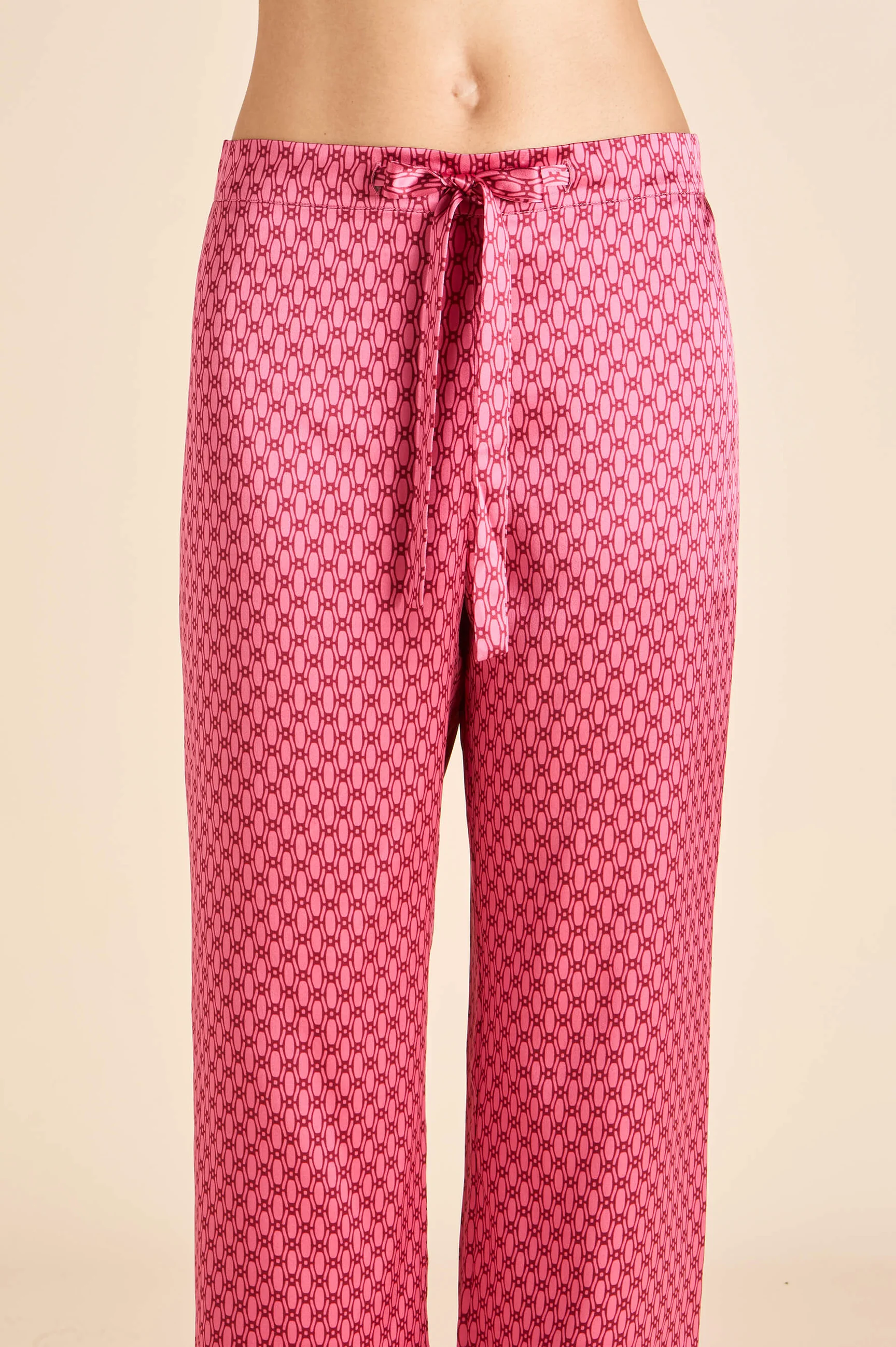 olivia-von-halle-lila-dita-pink-geometric-screen-printed-silk_satin-pyjamas-PS26006-6_37b4670c-1eb7-44e4-819e-f75237d72f44.jpg copy.png