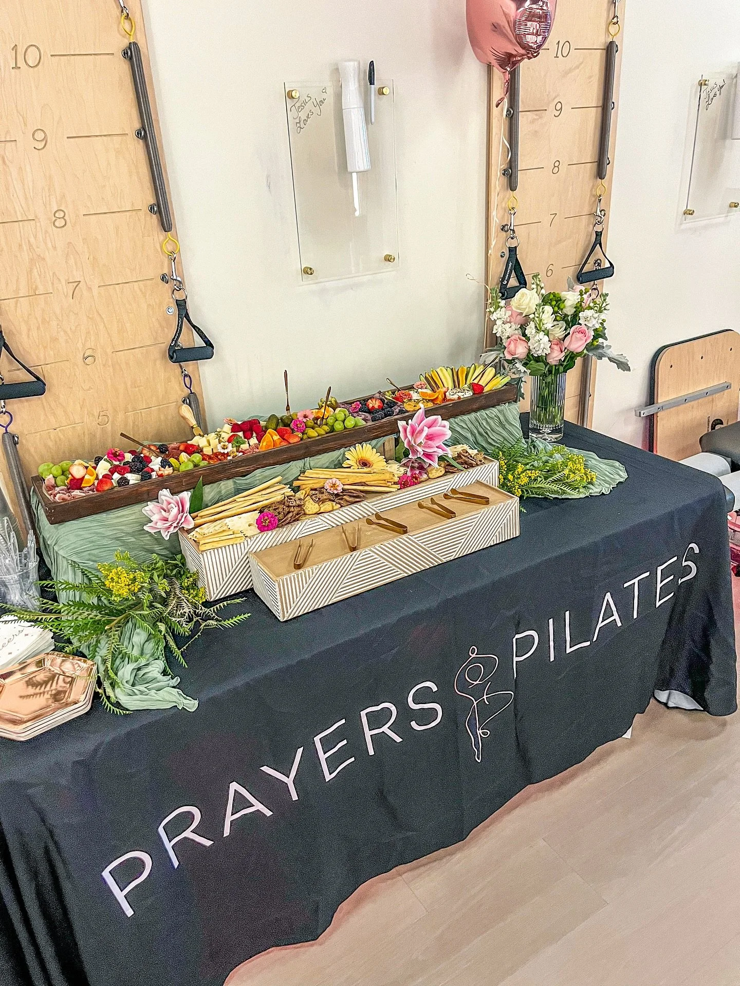Pilates for the soul, prayers for the heart, and boards for the belly 🐝💛

Loved setting up our table runner for Prayers &amp; Pilates!

#honeybeeandboards #charcuterielove #faithandfood #prayersandpilates #communityevent #dfwevents #charcuterietabl