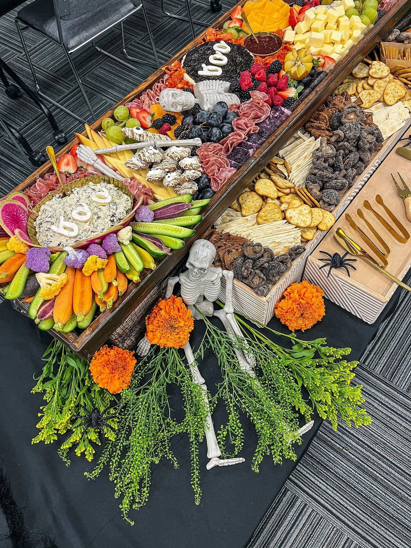 Even in spooky season, we serve with grace and good taste. ✨🕯️

#dfw #latinaownedbusiness #supportlocal #honeybeeandboards #faithfilledgatherings