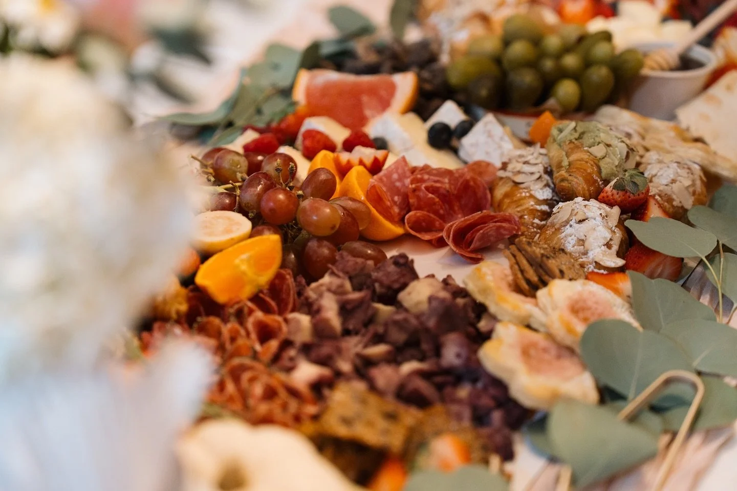 A flat lay of flavor, color, and connection 🧀
From textures to tones, every detail is curated with care to reflect the heart of Honeybee &amp; Boards &mdash; where quality meets creativity. 🐝

#honeybeeandboards #curatedgrazing #foodstyling #dfw #s