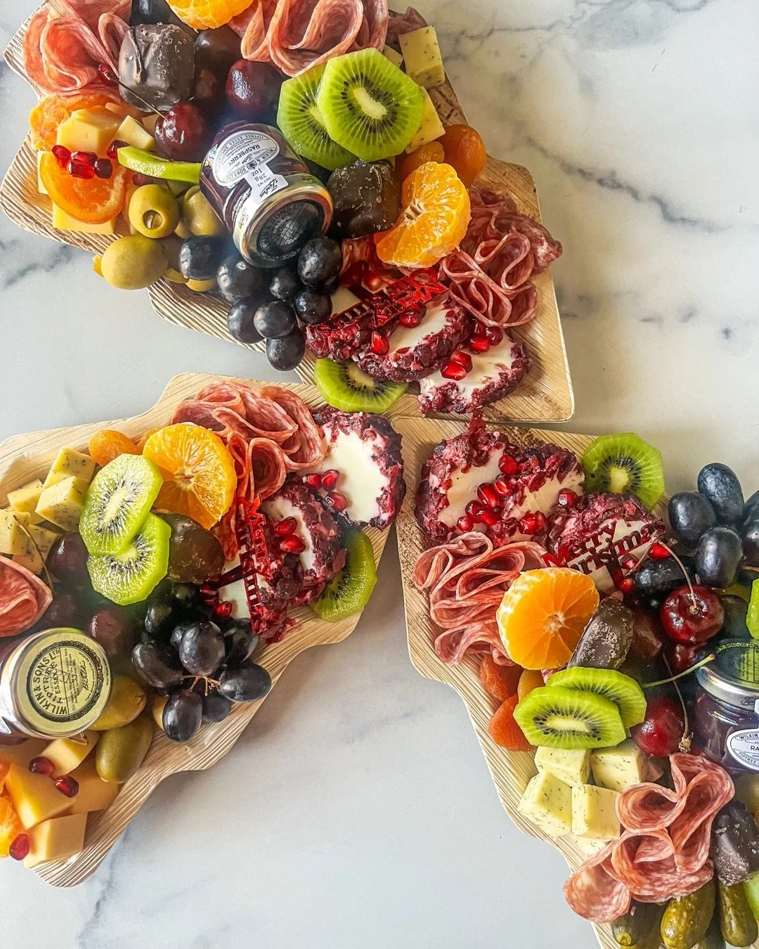 Some of our Christmas Tree orders going out 🎄✨ Still time to order&mdash;don&rsquo;t wait!
#honeybeeandboards #christmasboards #holidayhosting #charcuterielove