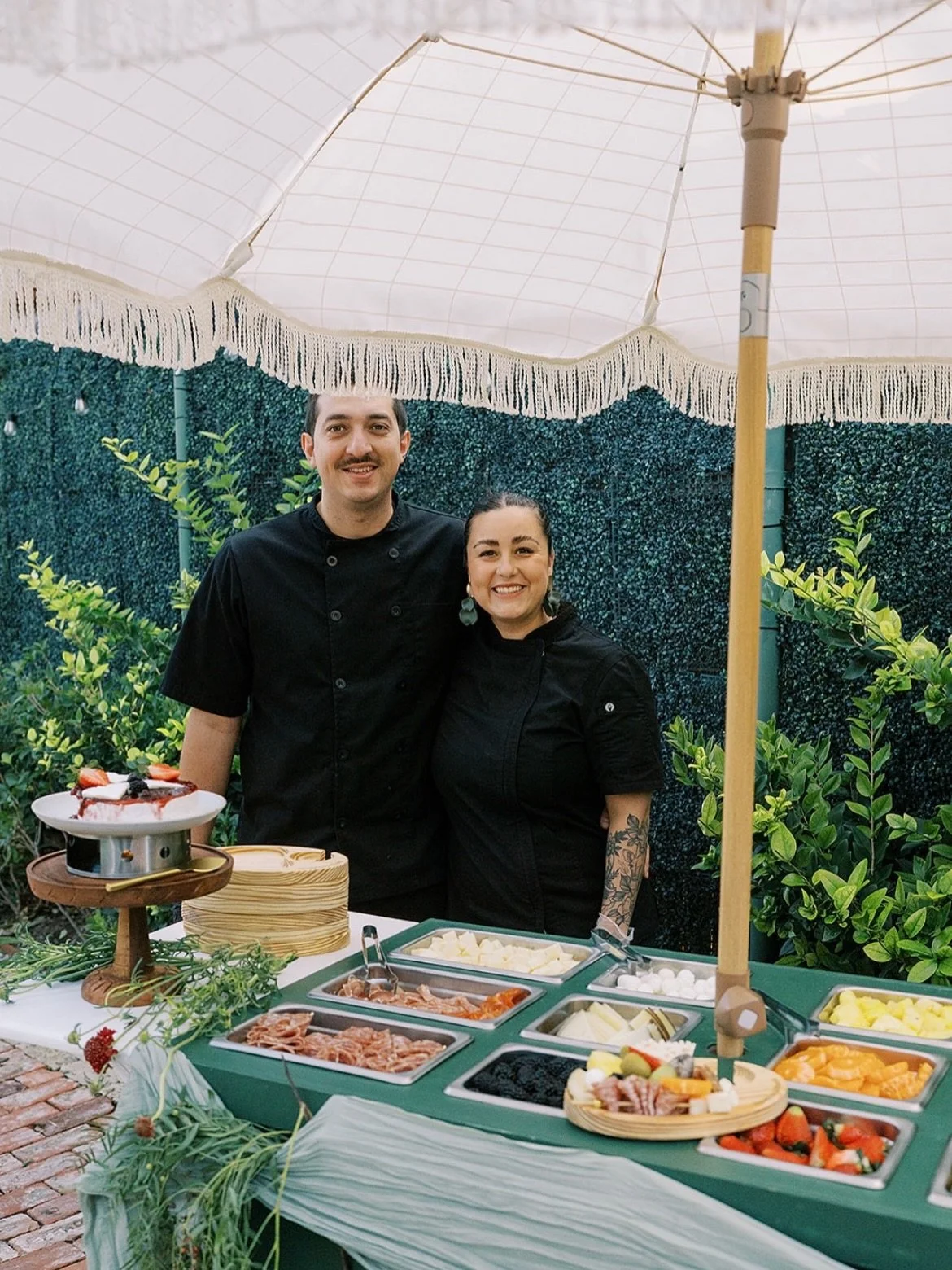 Proof that the way to everyone&rsquo;s heart&hellip; is the charcuterie cart 💍🧀

#honeybeeandboards #weddingfun #charcuteriecart #grazingboard #weddingreception