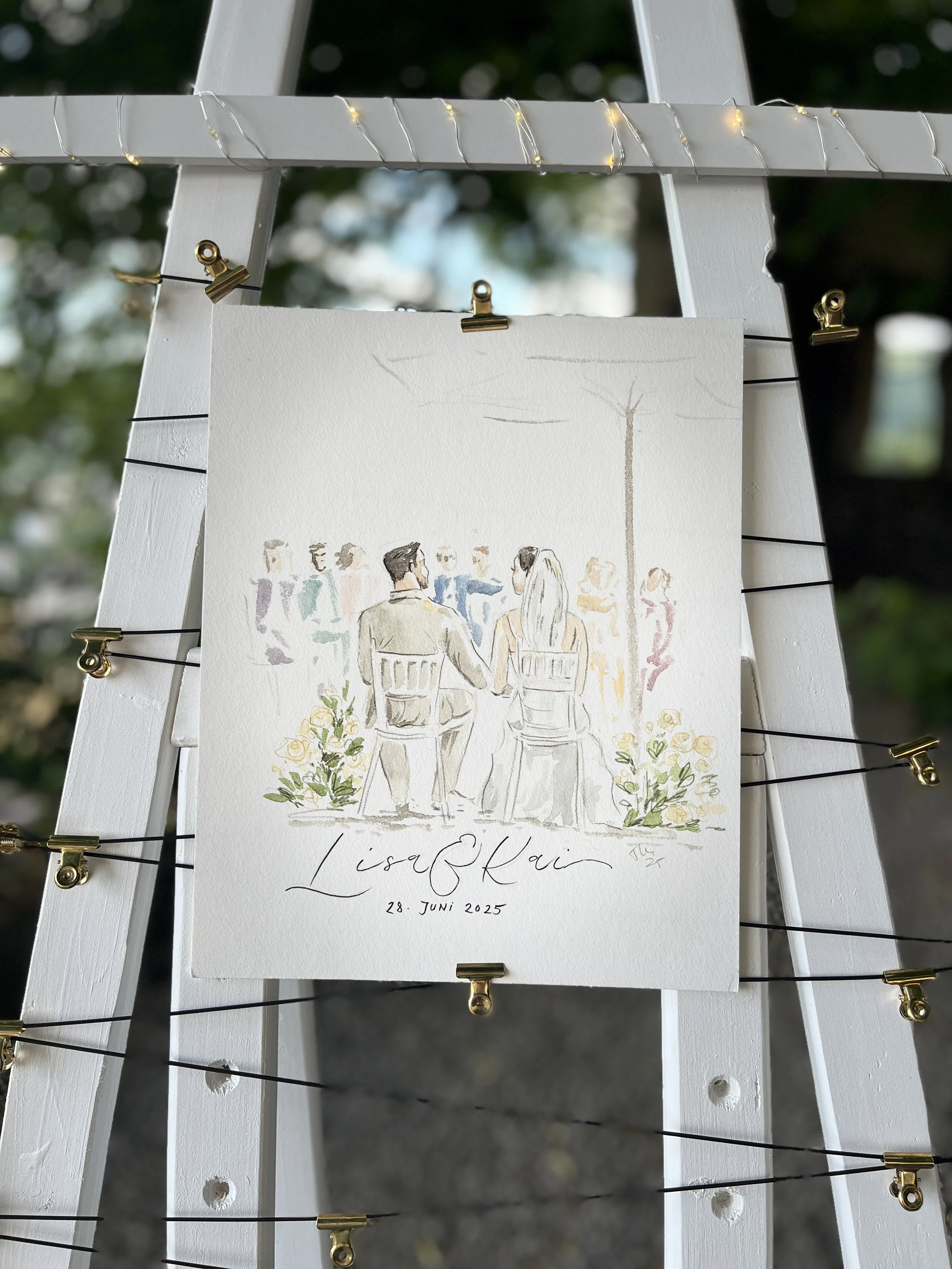 Aquarellmalerei eines Brautpaares bei der Trauung, Gäste sind im Hintergrund angedeutet