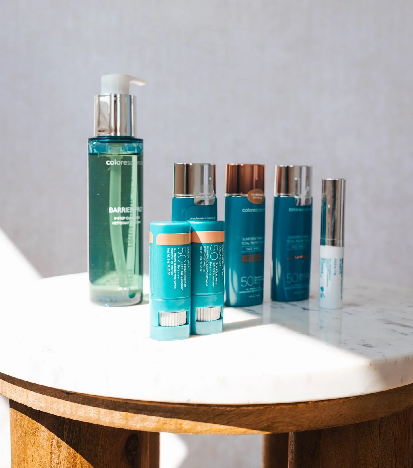 So we all know my clients and i love @colorescience wholeheartedly but what makes colorescience different then other spf brands??? 🤔 

☀️100% Mineral SPF
all colorescience spf is mineral so this means it&rsquo;s made out of 2 natural ingredients: zi