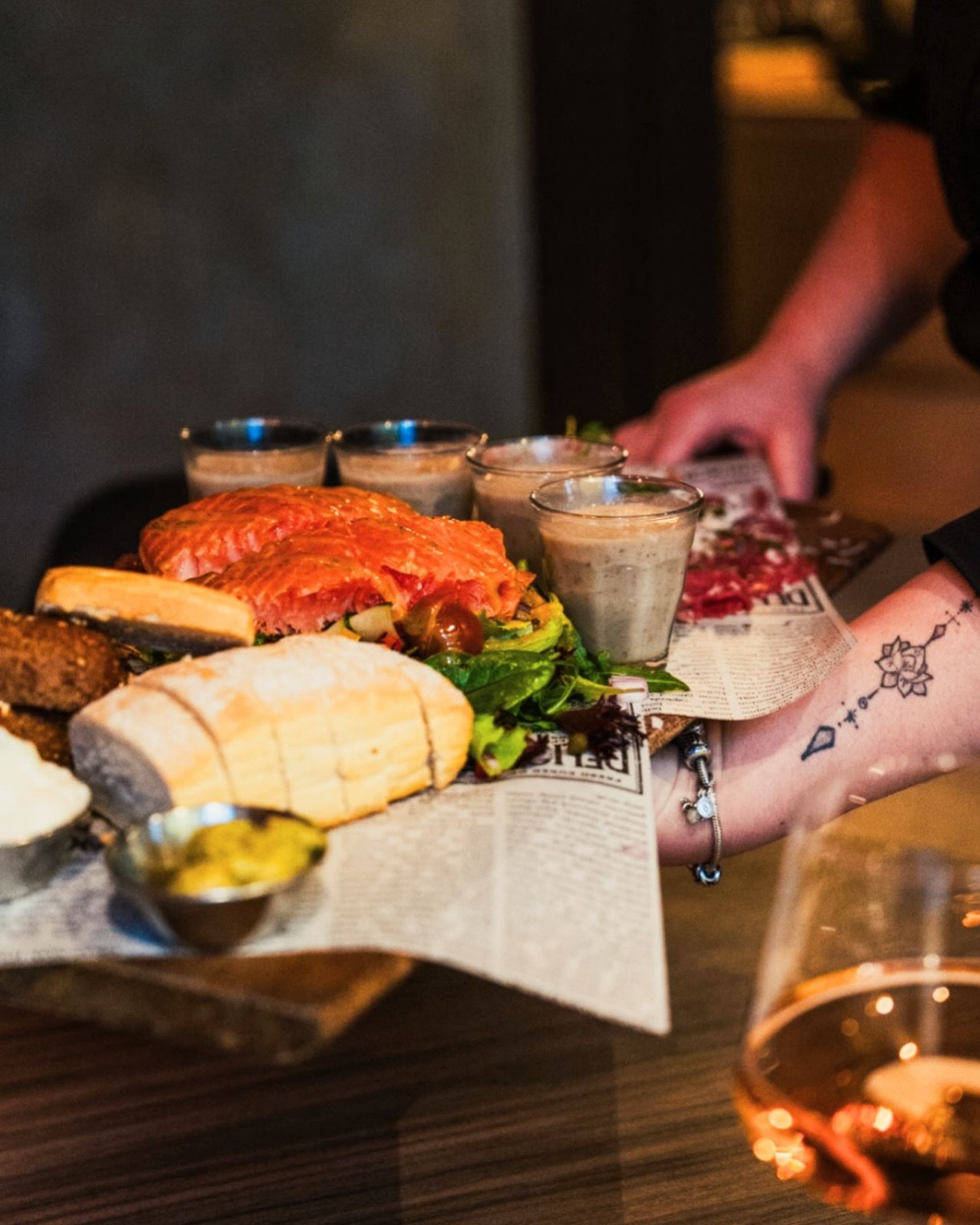 𝗗𝗲 𝘀𝗺𝗮𝗮𝗸𝗽𝗹𝗮𝗻𝗸
Onze specialiteit: de smaakplank! 😋 Laat je verrassen met de favoriete gerechten van onze chefs. Te bestellen als voorgerecht, hoofdgerecht, dessert of in een heerlijk 2- of 3-gangen smaak plank menu. 🍴

Wij zijn vandaag w