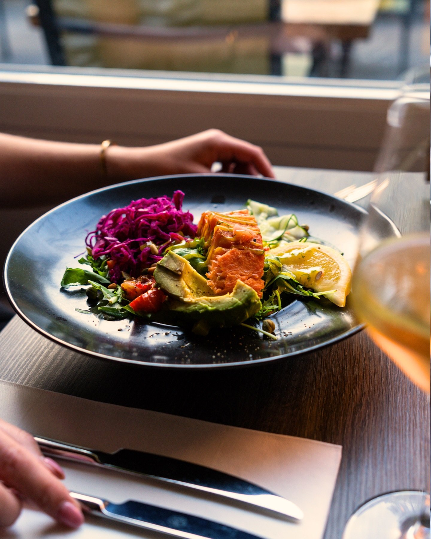 𝗦𝗺𝗮𝗮𝗸𝘃𝗼𝗹 𝗱𝗶𝗻𝗲𝗿𝗲𝗻
Wij zijn vandaag weer geopend vanaf 17:00 uur! 💜 Kom langs voor een smaakvol diner en probeer een van onze klassiekers, zoals de salade huisgerookte zalm. Een heerlijk gerecht, ongeacht het seizoen! 😋

#restaurant #h