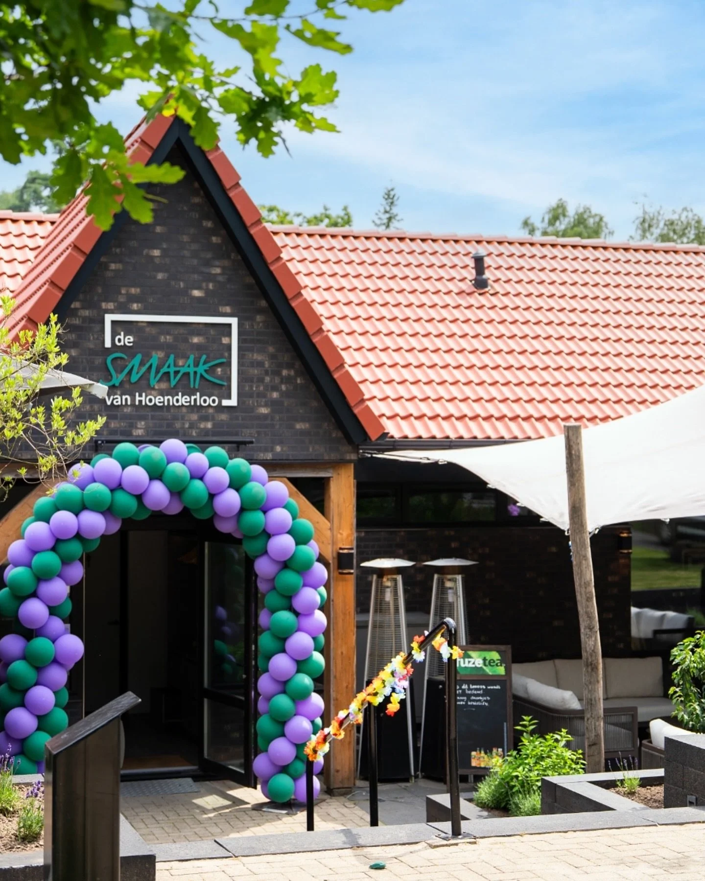 𝗡𝗶𝗲𝘂𝘄 𝘁𝗲𝗿𝗿𝗮𝘀
Ons voorterras heeft een complete make-over gekregen! 🤩 Met extra zitplekken en een gloednieuw loungegedeelte is het nu de ideale plek om buiten te genieten.

Wij zijn superblij met het resultaat en kunnen niet wachten om jul