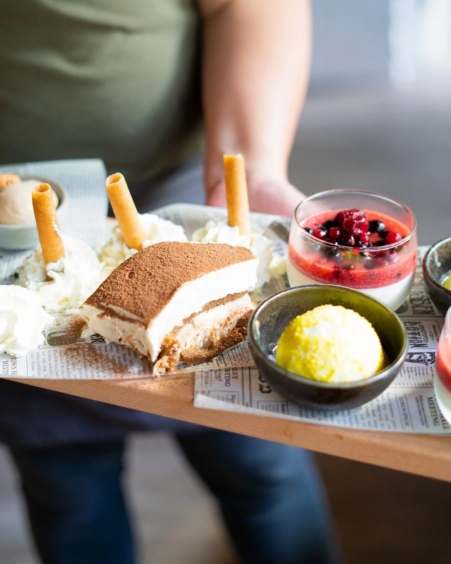 𝗦𝗺𝗮𝗮𝗸𝗽𝗹𝗮𝗻𝗸 𝗱𝗲𝘀𝘀𝗲𝗿𝘁
Waarom kiezen als je ook gewoon &aacute;lles kunt proeven? Bestel onze smaakplank als dessert en ontdek de favoriete nagerechten van onze chef! 🍰✨

#hoenderloo