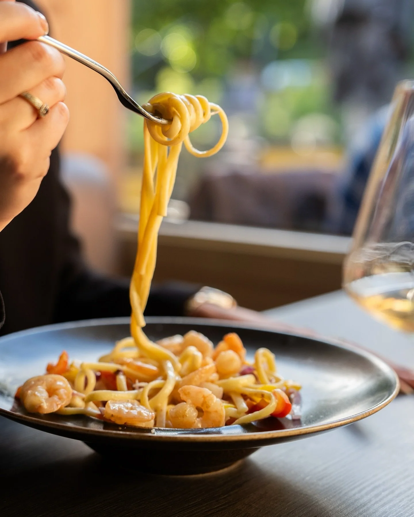 𝗦𝗺𝗮𝗮𝗸𝘃𝗼𝗹 𝗴𝗲𝗻𝗶𝗲𝘁𝗲𝗻
Of je nu kiest voor pasta, vlees of vis: bij ons draait het om samen genieten aan tafel! 🍷

Mogen we je snel verwelkomen voor een heerlijk diner? Reserveren kan via www.desmaakvanhoenderloo.nl

#hoenderloo #uitinape