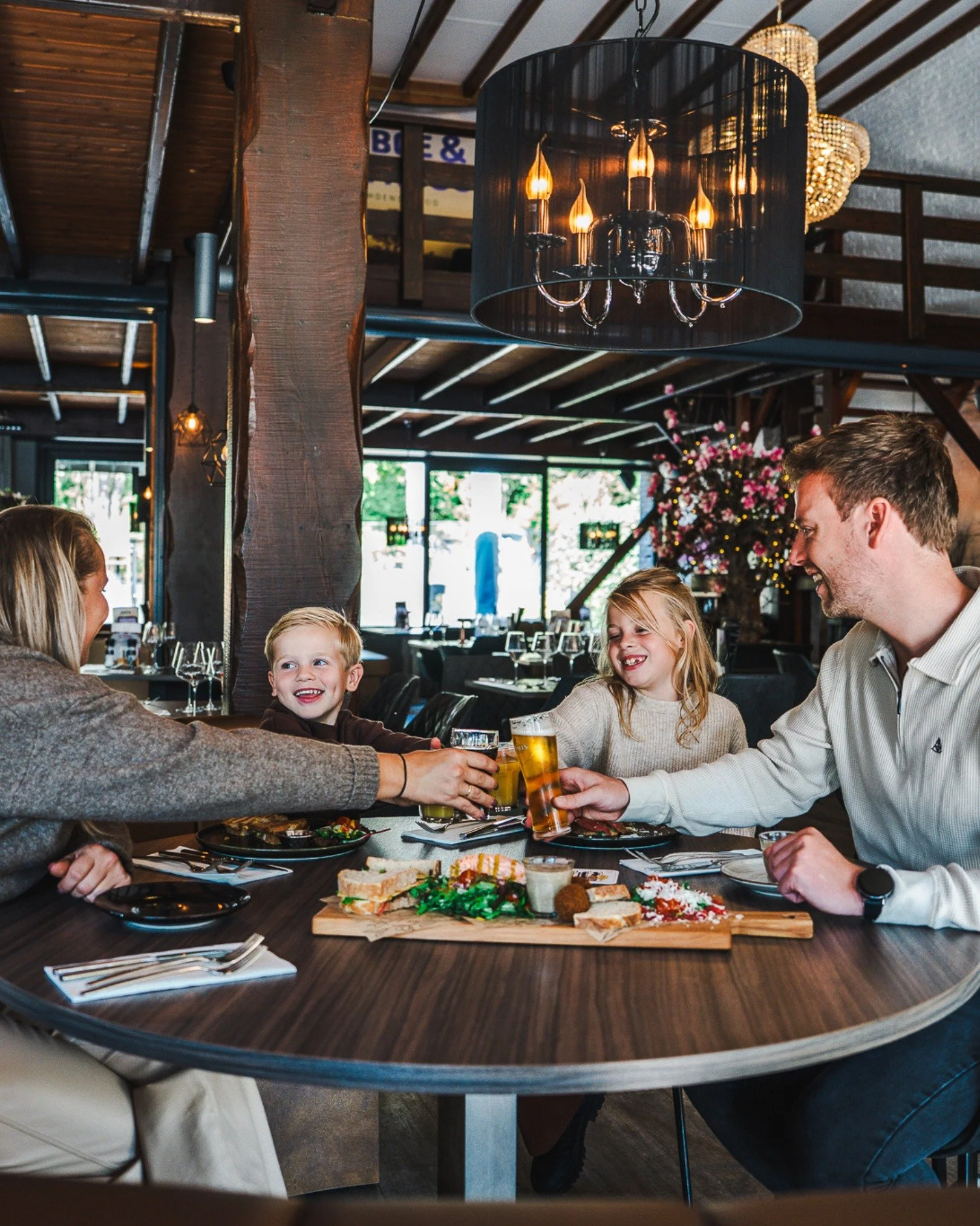 𝗦𝗺𝗮𝗮𝗸𝘃𝗼𝗹 𝘄𝗲𝗹𝗸𝗼𝗺
Goed nieuws! Onze deuren zijn vanaf morgen (13 november) om 17:00 uur weer geopend. Kom je langs voor een smaakvol diner? 💜

#hoenderloo #horeca #uitinapeldoorn