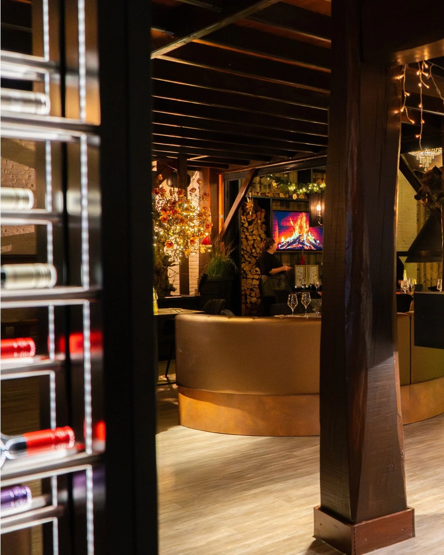 𝟭𝗲 𝗞𝗲𝗿𝘀𝘁𝗱𝗮𝗴 𝗯𝗶𝗷 𝗱𝗲 𝗦𝗺𝗮𝗮𝗸 𝘃𝗮𝗻 𝗛𝗼𝗲𝗻𝗱𝗲𝗿𝗹𝗼𝗼
Op eerste kerstdag heten we je welkom voor een smaakvolle kerstbeleving bij de Smaak van Hoenderloo! Laat je verrassen door een kerstmenu dat bestaat uit verschillende smaakplan