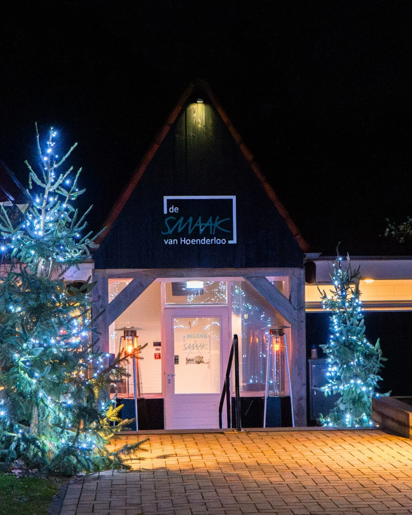 𝗦𝗺𝗮𝗮𝗸𝘃𝗼𝗹𝗹𝗲 𝗞𝗲𝗿𝘀𝘁
Op eerste kerstdag heten we je welkom voor een smaakvolle kerstbeleving bij de Smaak van Hoenderloo! Laat je verrassen door een kerstmenu dat bestaat uit verschillende smaakplanken vol heerlijke gerechten. ❤️

𝗪𝗲 𝗵?