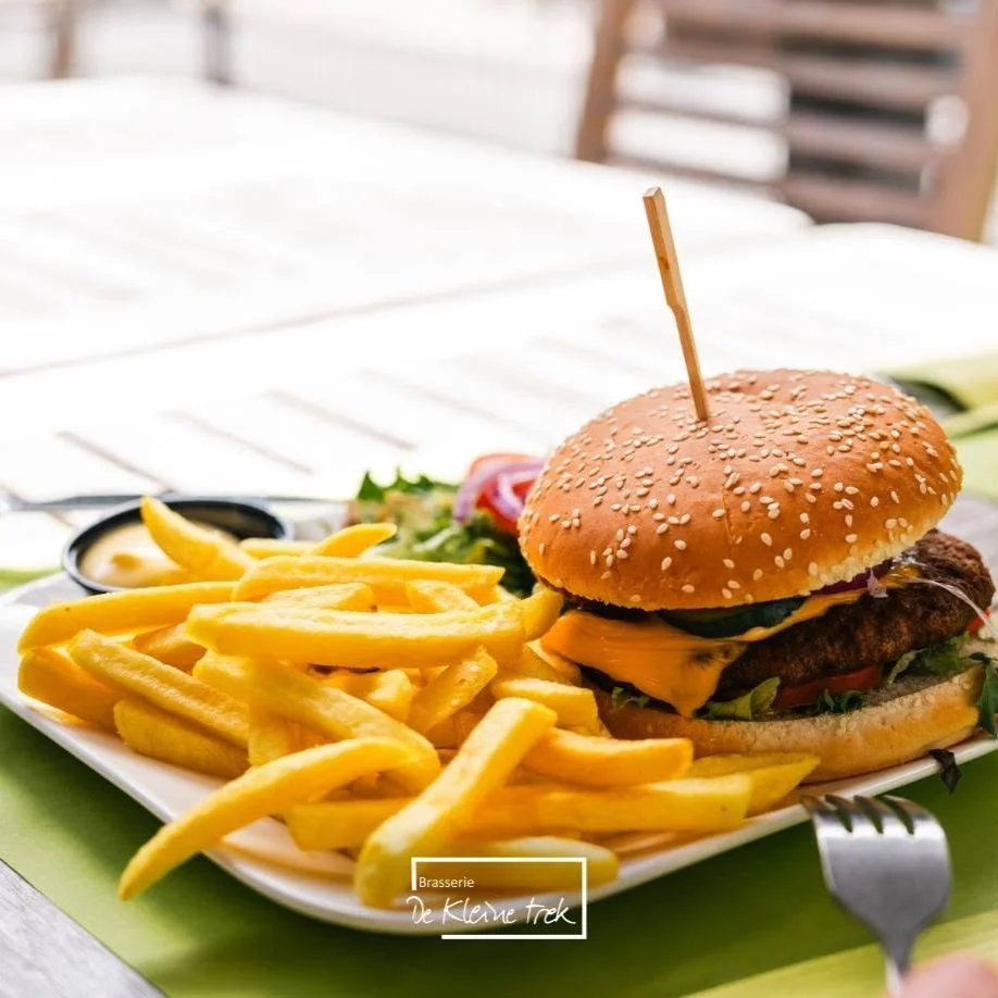 Zin in een sappige hamburger, een frisse salade of een heerlijke, versgebakken pizza? Bij Brasserie De Kleine Trek ben je aan het juiste adres!

Of je nu langskomt voor een lekkere lunch, een gezellig diner of gewoon een lekkere maaltijd na een dag v