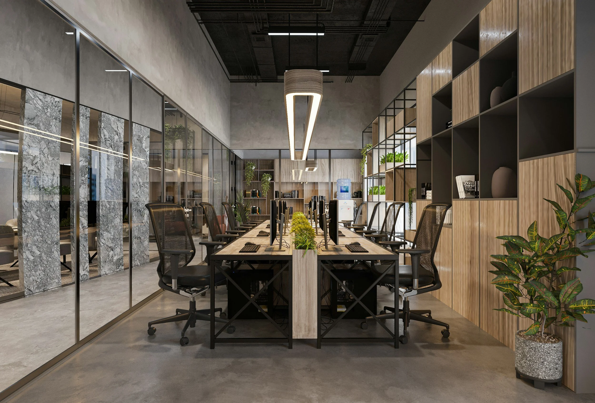 Oficina moderna con mesas de trabajo, sillas ergonómicas, estanterías de madera con libros y plantas, lámparas colgantes y paredes de vidrio con vistas a otra área, pisos de concreto y decoración minimalista.