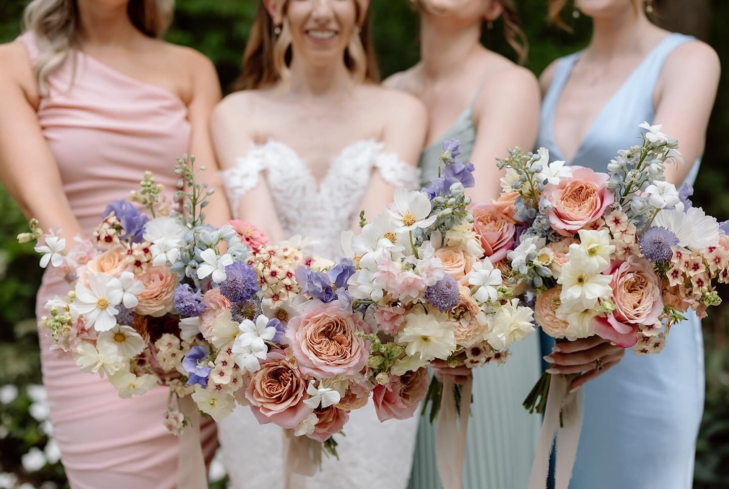I love this photo by @goldenhourphotoco_team it truly captures the beauty of the bouquets.