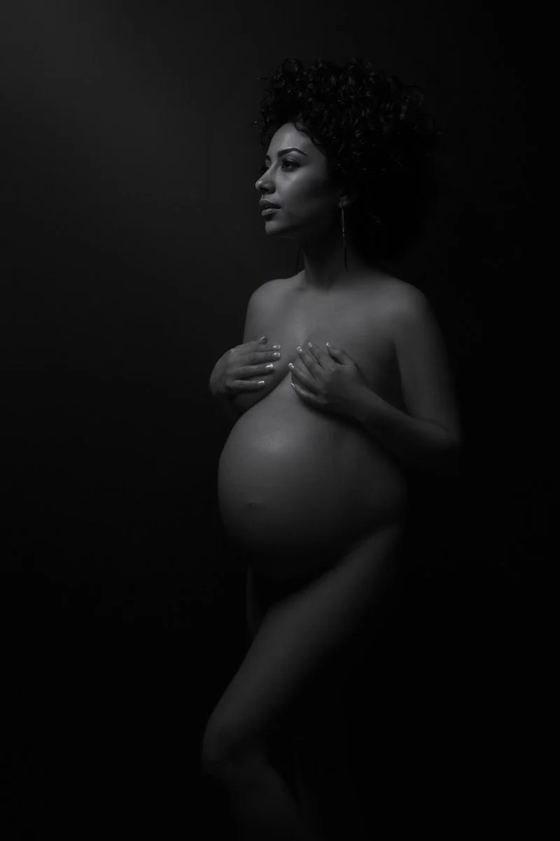 Black and white fine art maternity portrait by Amanda Chantee highlighting pregnancy, body shape and soft sculptural studio lighting.