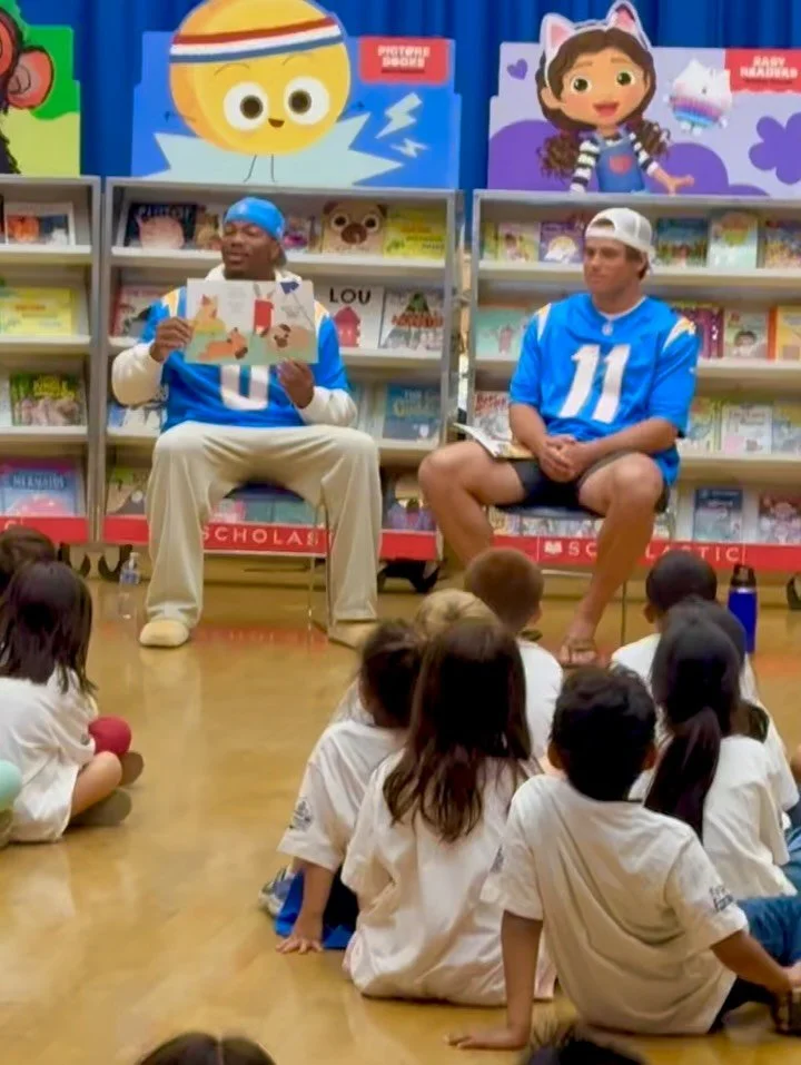 A very special Book Fair at Jackson! 🐬⚡
Thanks to the Los Angeles Chargers Impact Fund and Scholastic, every Jackson student was gifted three brand-new books to spark their love of reading!
Students explored the fair, picked out their favorites, a