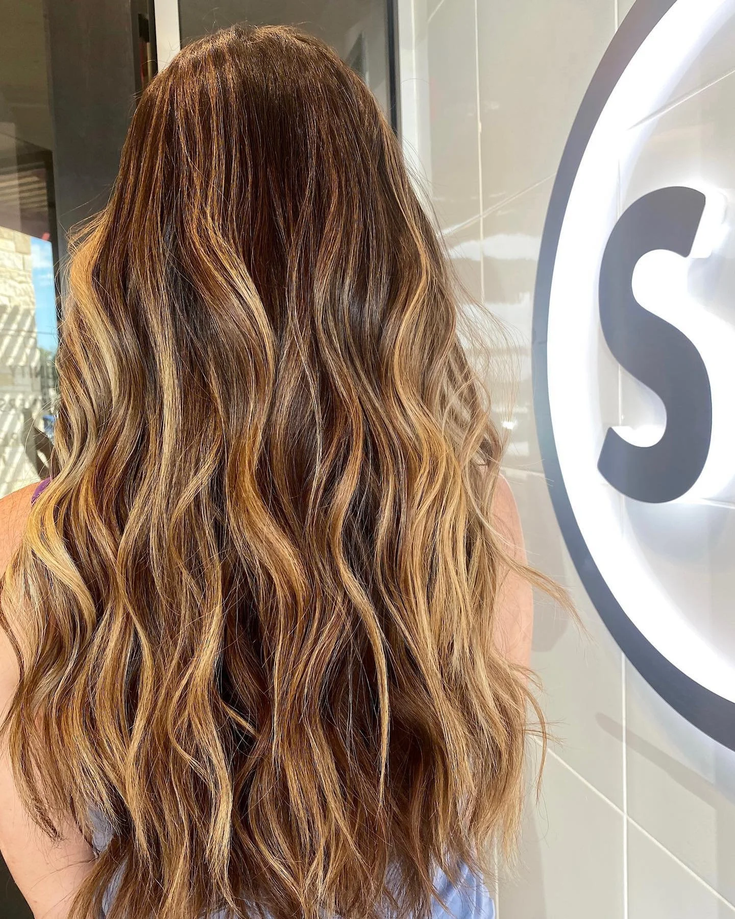 &bull;Paige&bull;Summer lived in hair! I&rsquo;m really digging this golden textured surf hair!!! 

#beachhair #golden #balayage #livedinblonde #davinescolor #davines #shadeseq #texture #movement #atxhair
