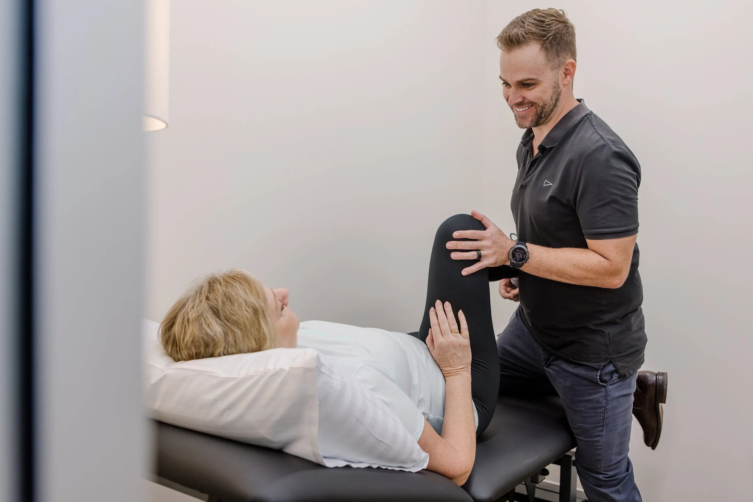 Physiotherapist providing personalised knee assessment and treatment at Resolution.Physio in Reedy Creek, Gold Coast.