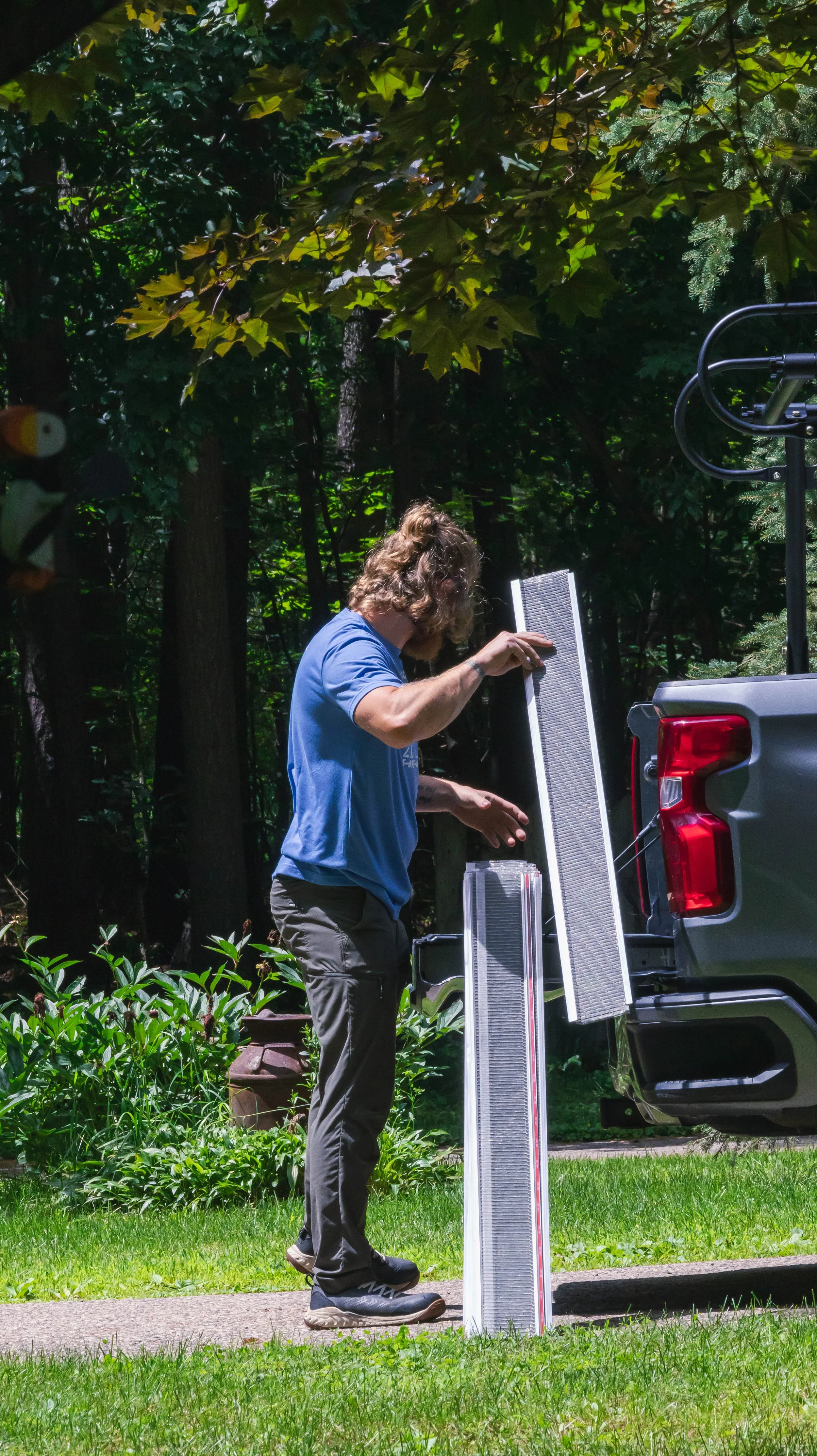 Oranssi carpenter using bench saw