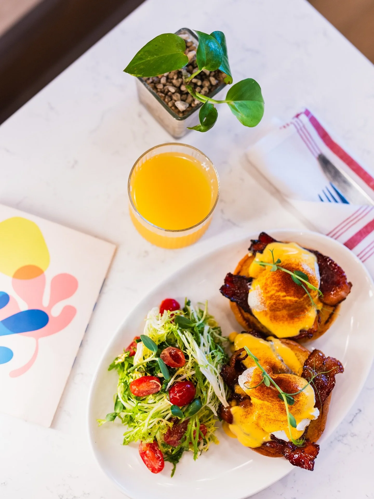 MAPLE MAGIC 🍁 

A twist on a classic. Maple-glazed bacon on brioche with hollandaise? Yeah&hellip; you need this. 😉

📍230 Esplanade W
📷 @hhagency.ca