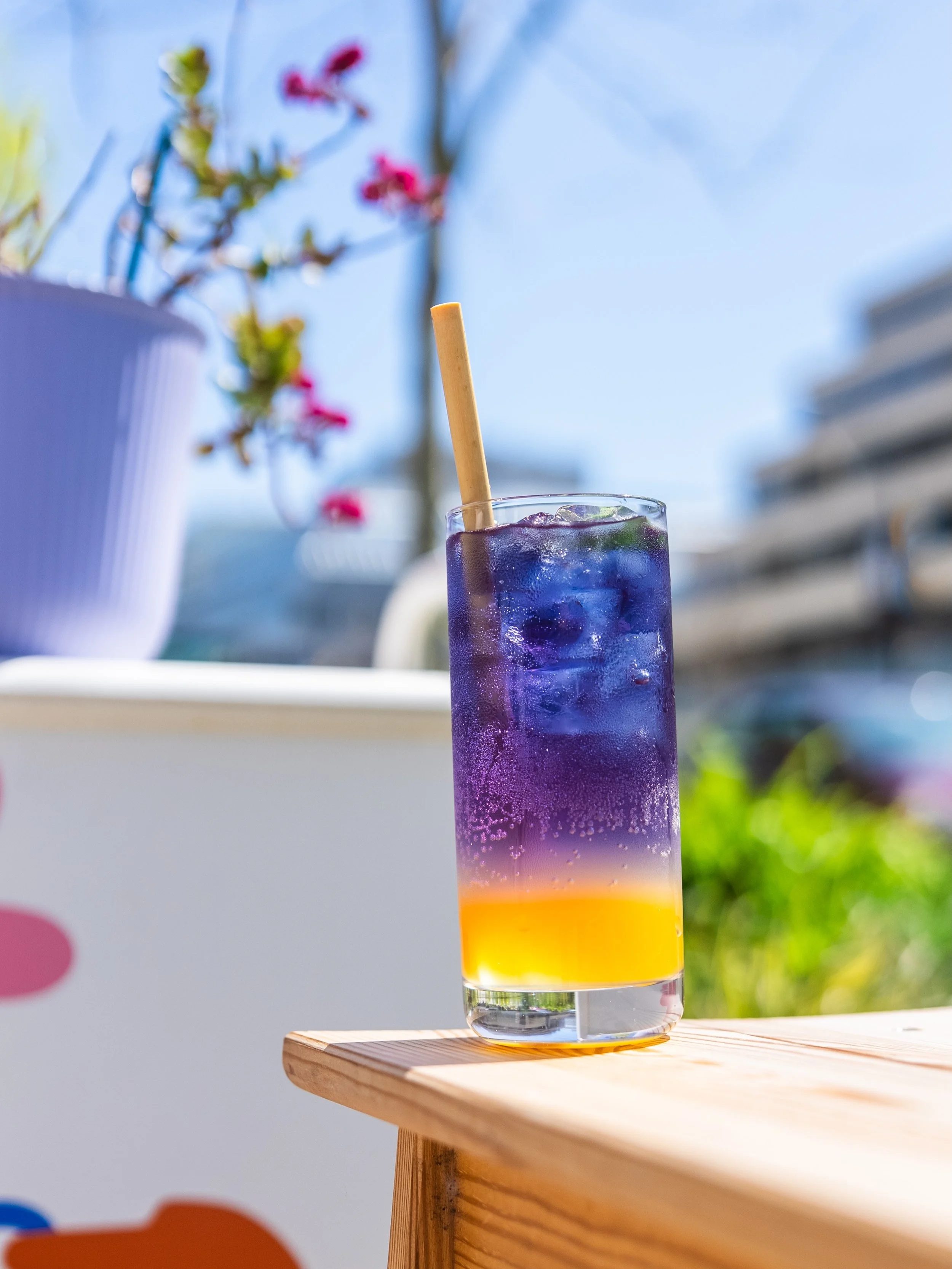 SUNSET DREAM 🌅 

Juneuary may be near but don&rsquo;t worry because this drink will transport you to somewhere sunnier. ☀️ 

Made with house-made orange syrup, cooling peppermint, brewed @o5tea Dream Tea and sparkling water.

Let this drink trick yo