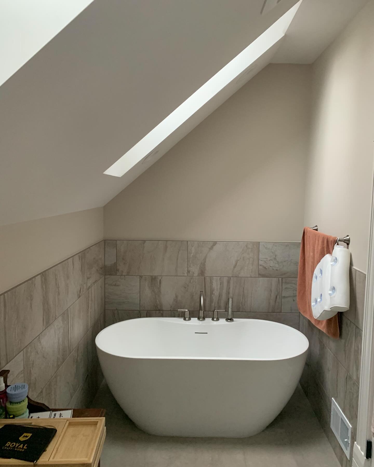Some early pics of a recent residential project finished. A challenging remodel of a very old farm house. Managed to shanking a soaking run under a skylight. #minimalshaker #vibe #vibecheck