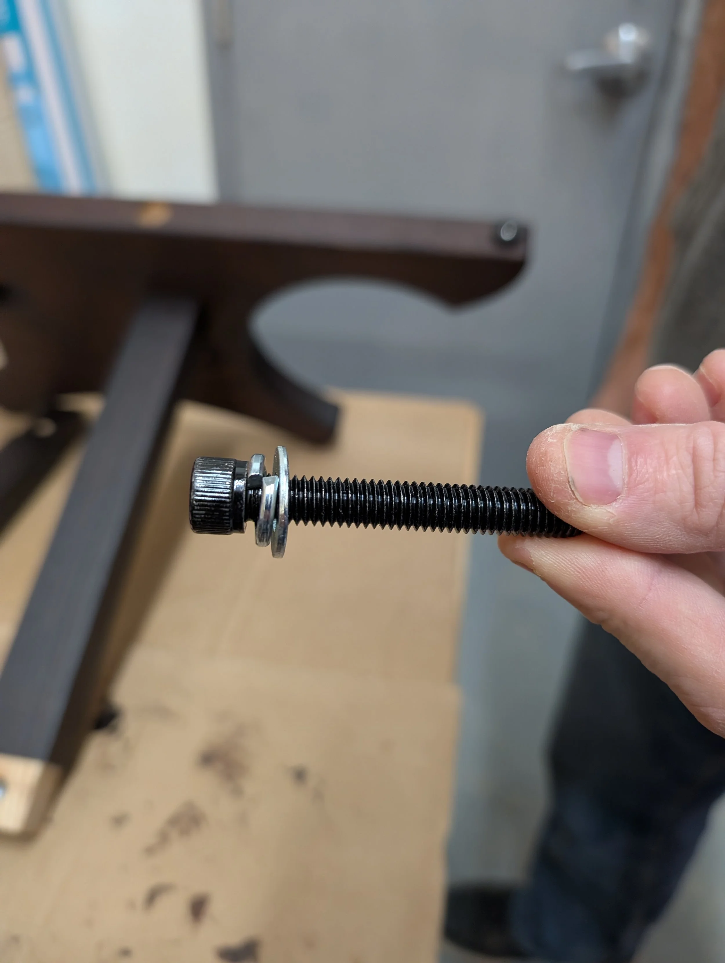 comes with bolts, washers and an Allen key 