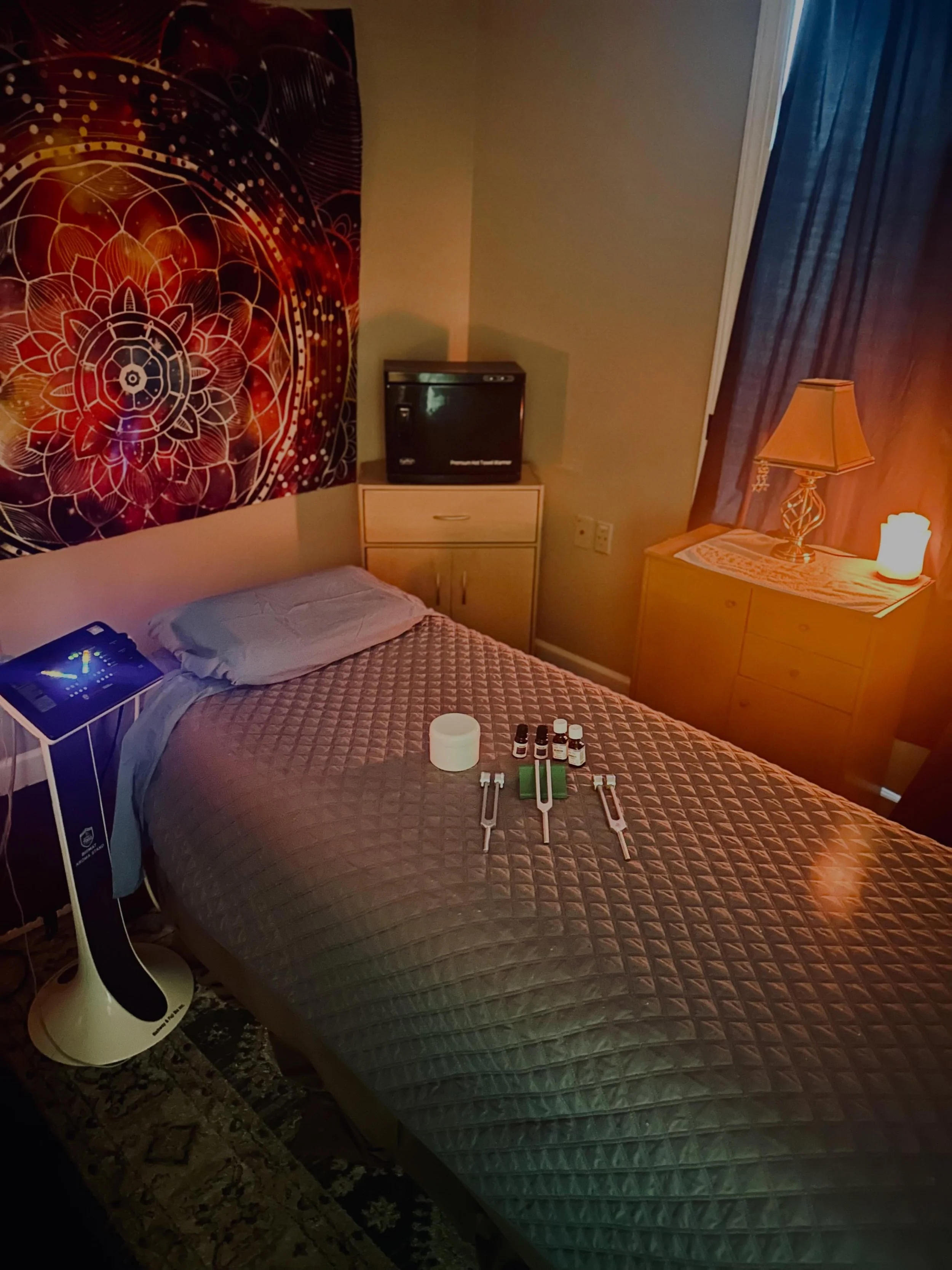 Had a phenomenal day treating a client on the biomat. We incorporated energy work, reflexology, and tuning forks&hellip; creating a space of pure bliss, deep relaxation, and restoration. ✨
#BioMat #TuningForks #EnergyHealing #Reflexology #HolisticWel