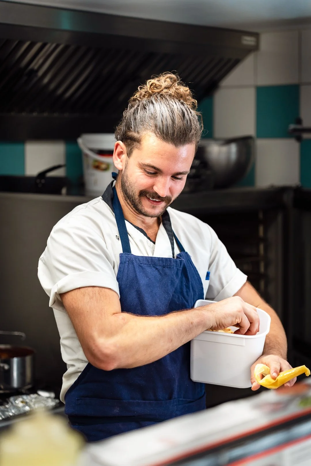 Chef cuisinier dans sa cuisine Florian Coelo Photographe pour Artiste Artisan Entreprise à Angers Nantes Bretagne Bordeaux
