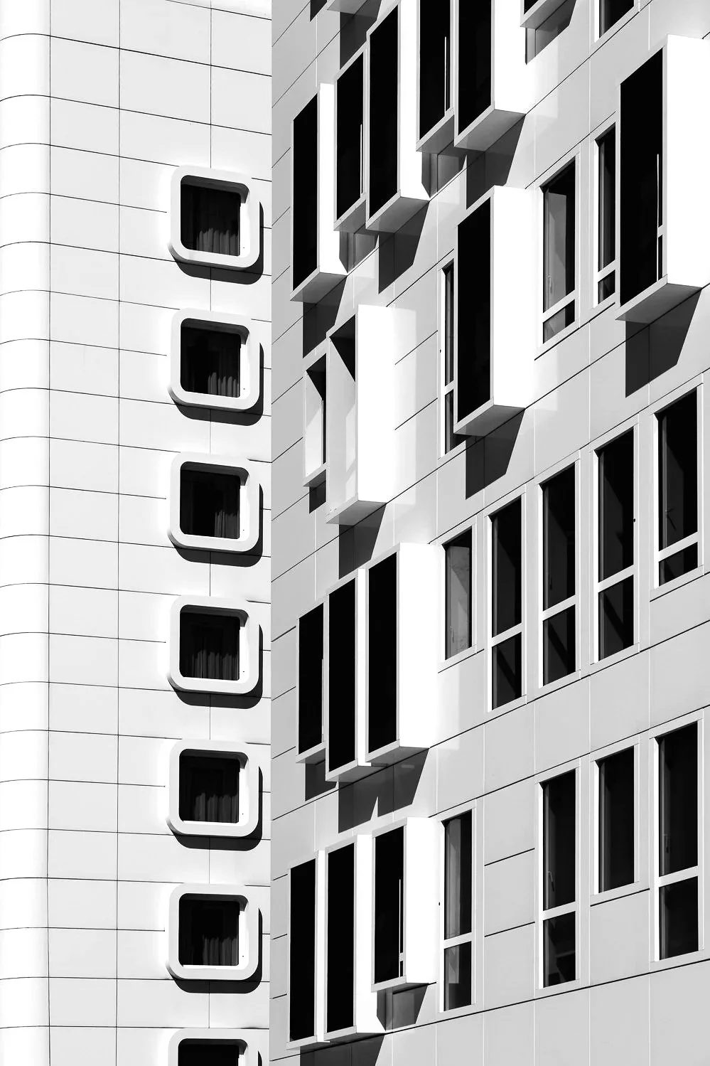 Bâtiment à l'architecture moderne à Marseille en noir et blanc Florian Coelo Photographe Architecture et décoration intérieure Angers Nantes Bretagne Bordeaux