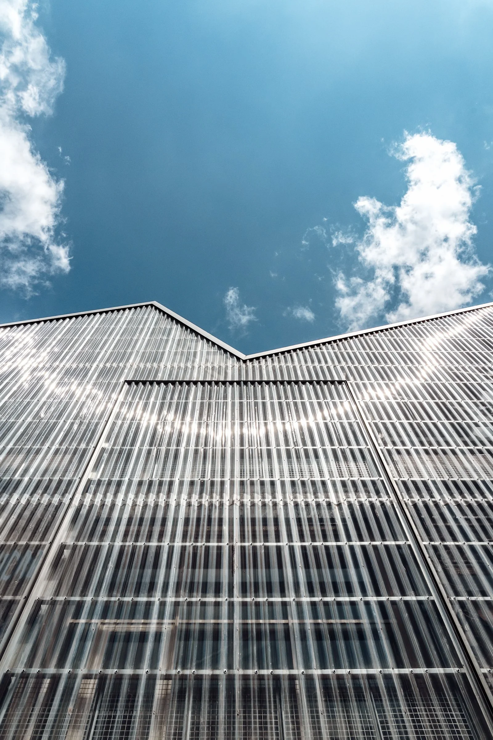 Bâtiment moderne avec un ciel bleu Florian Coelo Photographe Architecture et décoration intérieure Angers Nantes Bretagne Bordeaux