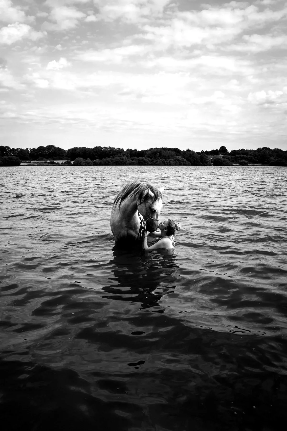 Femme et son cheval baiser dans l'eau Florian Coelo Photographe pour Artiste Artisan Entreprise à Angers Nantes Bretagne Bordeaux