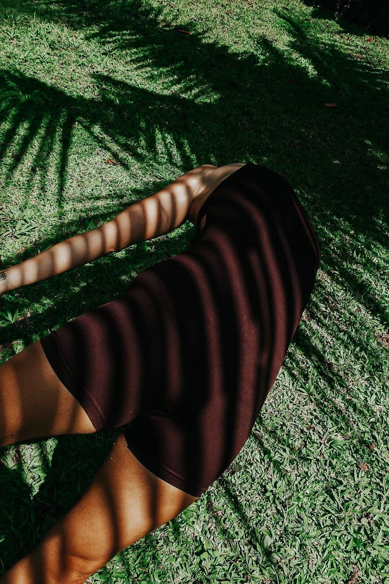 Femme qui fait du yoga Bali Florian Coelo Photographe art et reportage Angers Nantes Bretagne