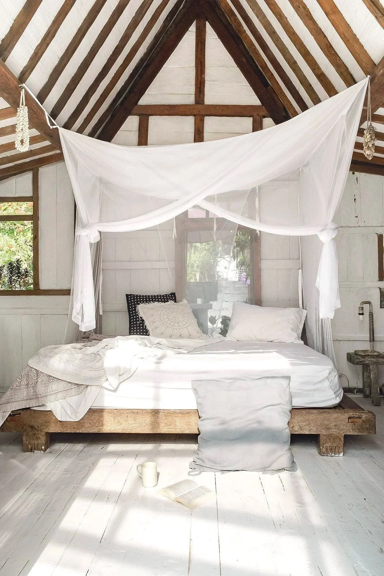 Lit douillet avec ombres voyage Bali Florian Coelo Photographe intérieur Angers Nantes Bretagne