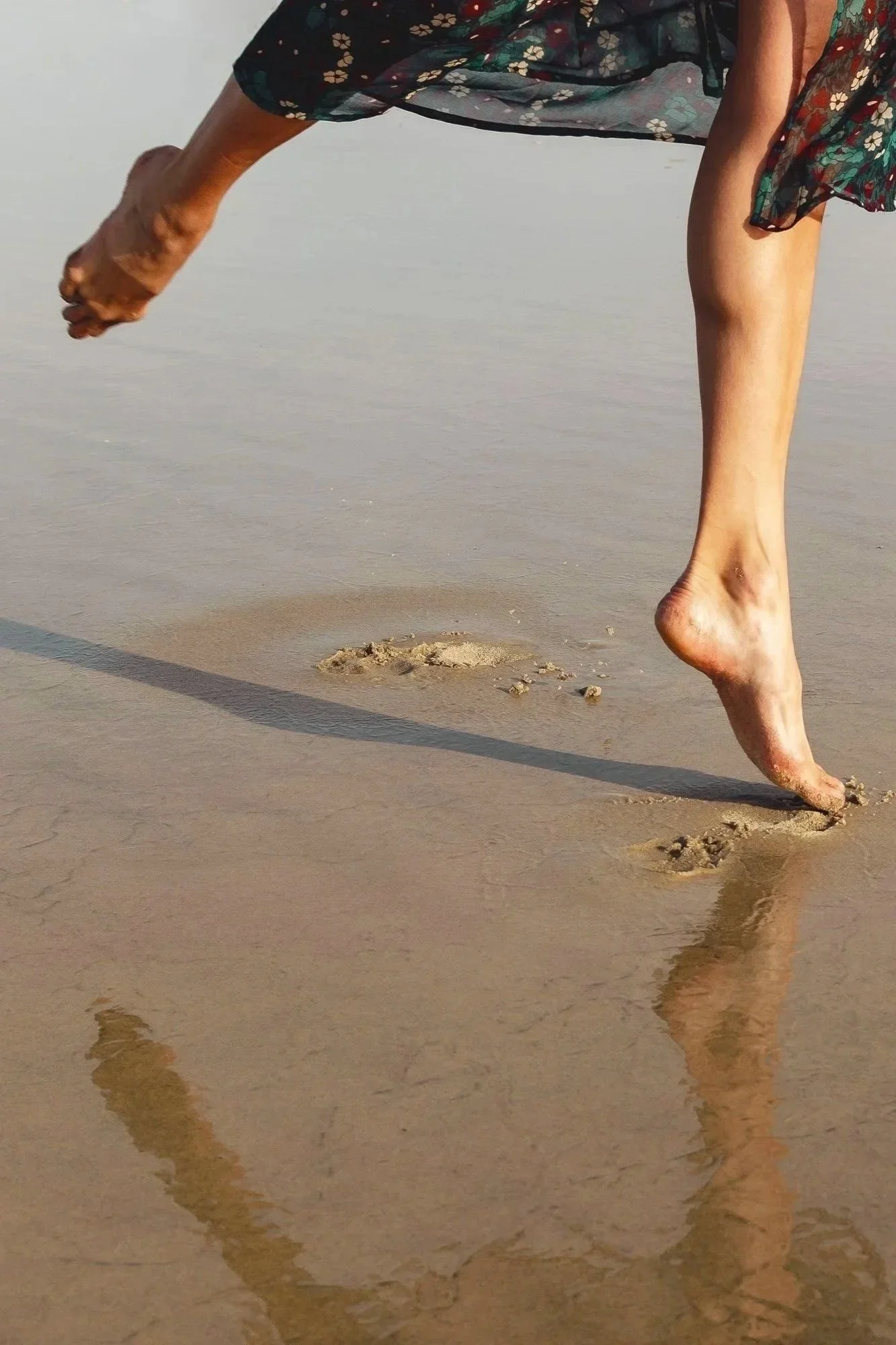 Pieds femme qui danse sur la plage Florian Coelo Photographe art et reportage Angers Nantes Bretagne