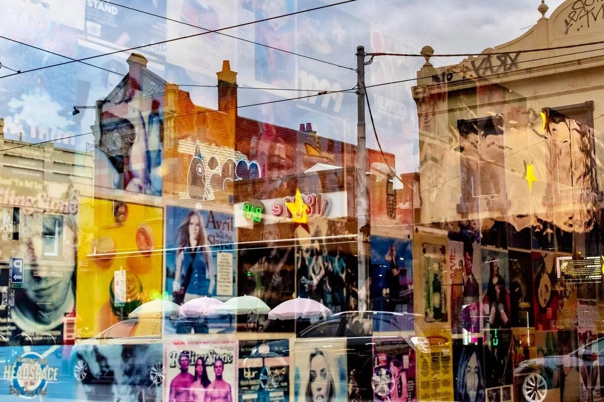 (fr) Je suis tr&egrave;s heureux d&rsquo;avoir r&eacute;cemment vendu ce tirage intitul&eacute; &laquo;&nbsp;Vinyl Store&nbsp;&raquo; . C&rsquo;est une photo que j&rsquo;appr&eacute;cie particuli&egrave;rement car elle offre plusieurs niveaux de lect