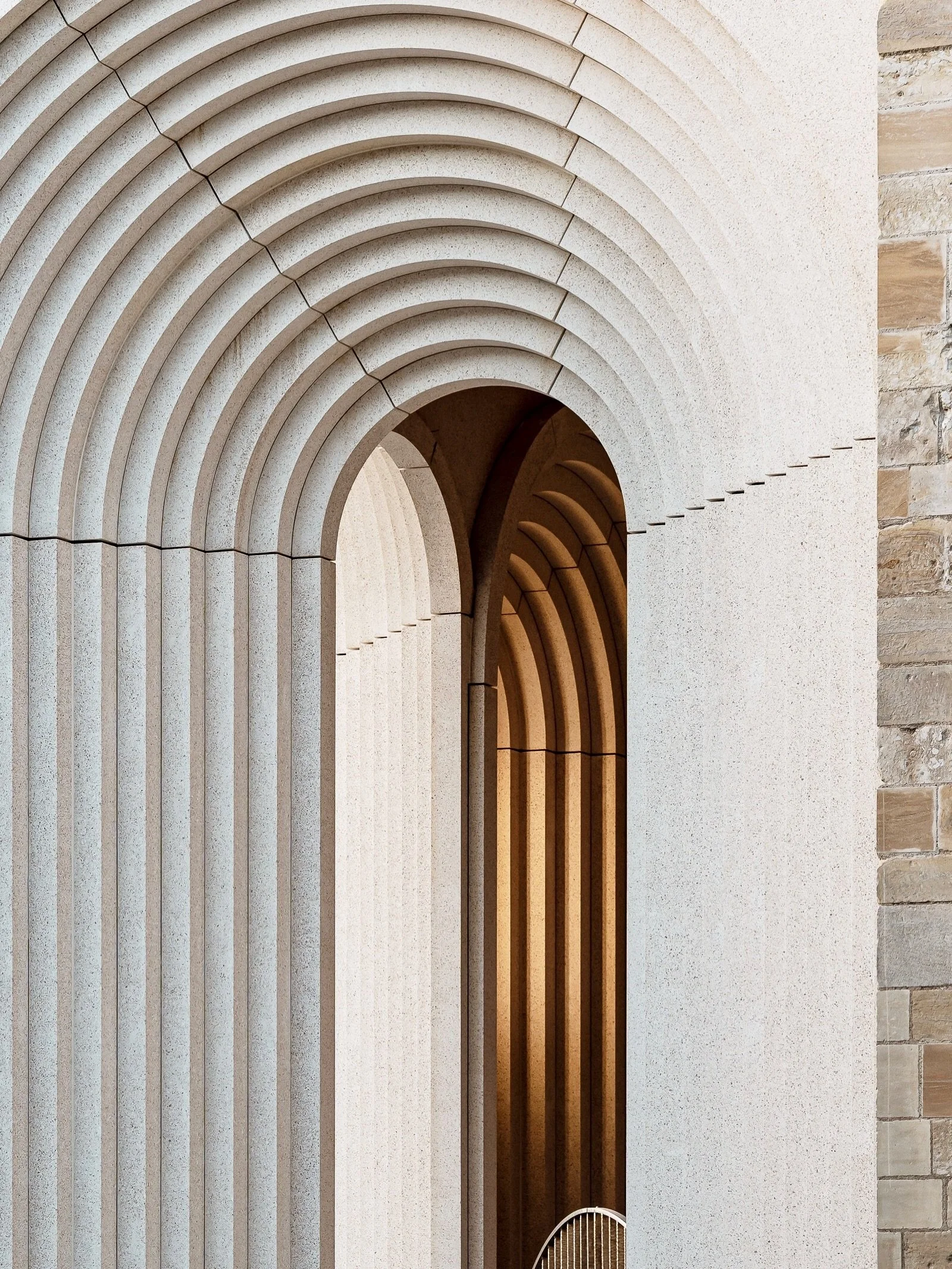 (fr) Je ne pouvais pas revenir &agrave; Angers sans photographier la nouvelle galerie contemporaine de la Cath&eacute;drale Saint Maurice imagin&eacute;e par l&rsquo;architecte Kengo Kuma.

Inaugur&eacute;e en avril dernier, ce nouveau porche interpe