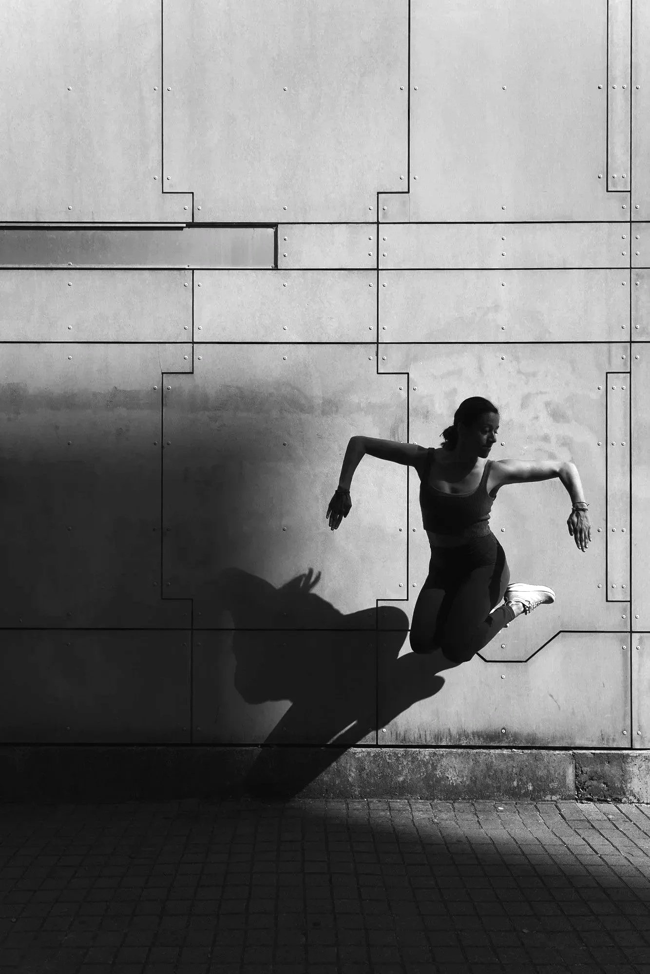 Danceuse street photo en noir et blanc Florian Coelo Photographe reportage professionnel Angers Nantes Bretagne Bordeaux