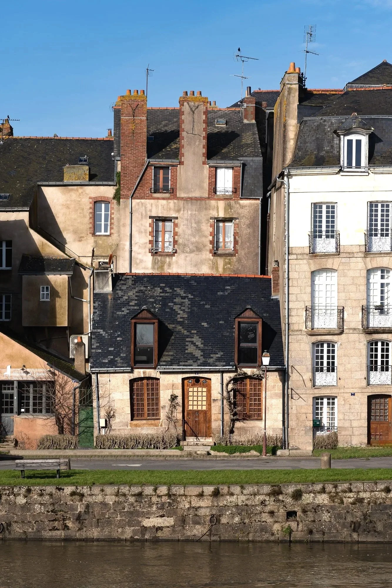 Façade de maison ancienne dans un village breton Florian Coelo Photographe Architecture et décoration intérieure Angers Nantes Bretagne Bordeaux