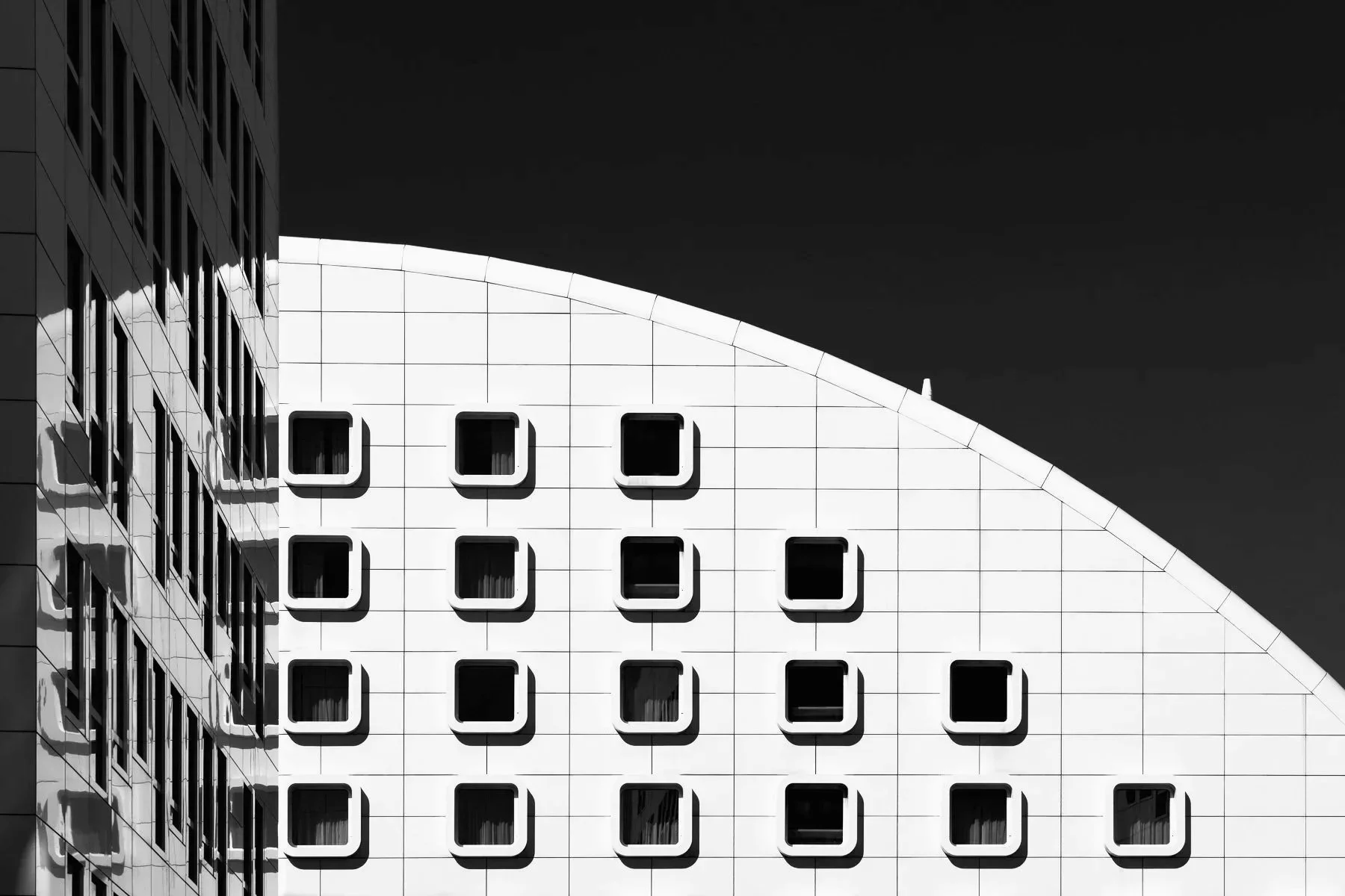 Bâtiment moderne à Marseille en noir et blanc Florian Coelo Photographe Architecture et décoration intérieure Angers Nantes Bretagne Bordeaux