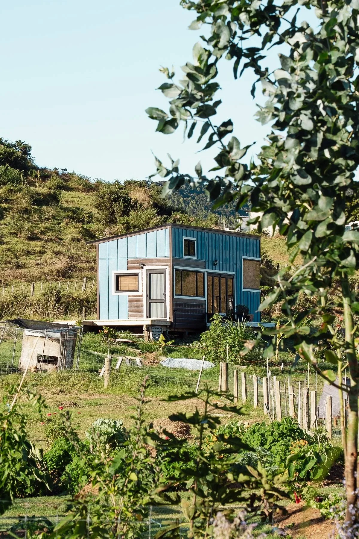 Tiny House en pleine nature avec un potager biologique Florian Coelo Photographe Architecture et décoration intérieure Angers Nantes Bretagne Bordeaux
