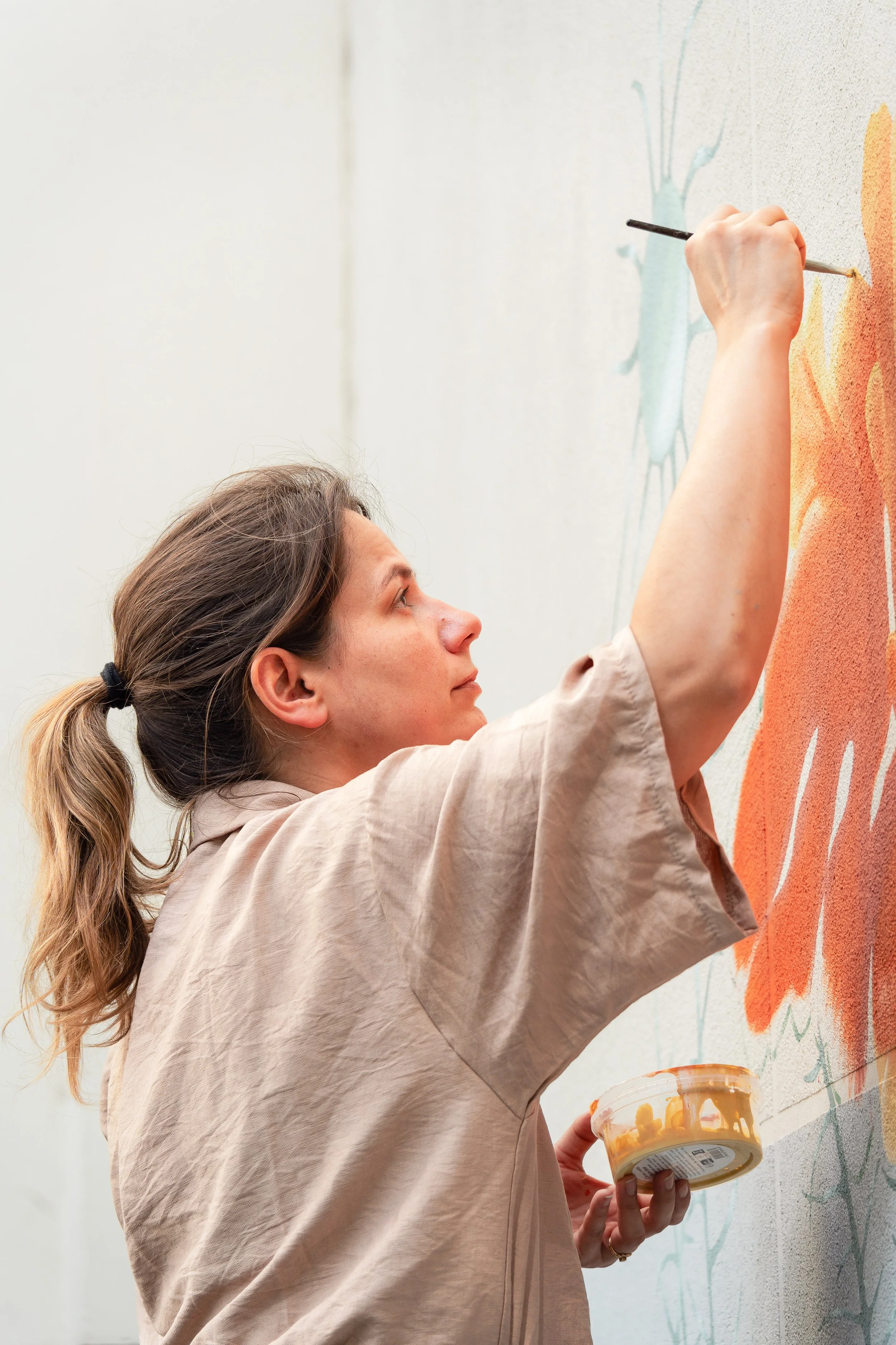 Artiste peintre qui peint une fresque murale Florian Coelo Photographe pour Artiste Artisan Entreprise à Angers Nantes Bretagne Bordeaux